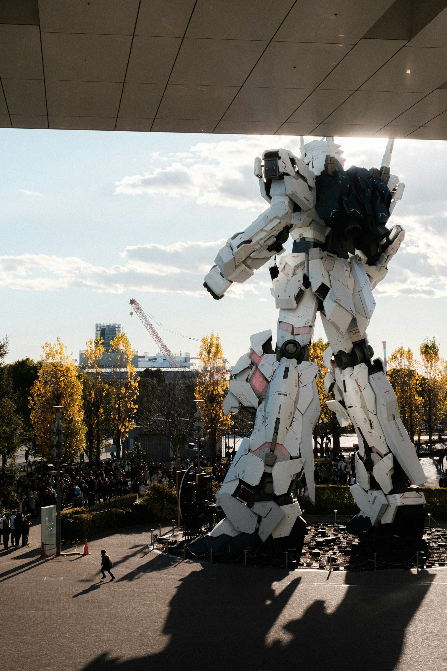 Una grande scultura di robot si erge sotto un cielo blu
