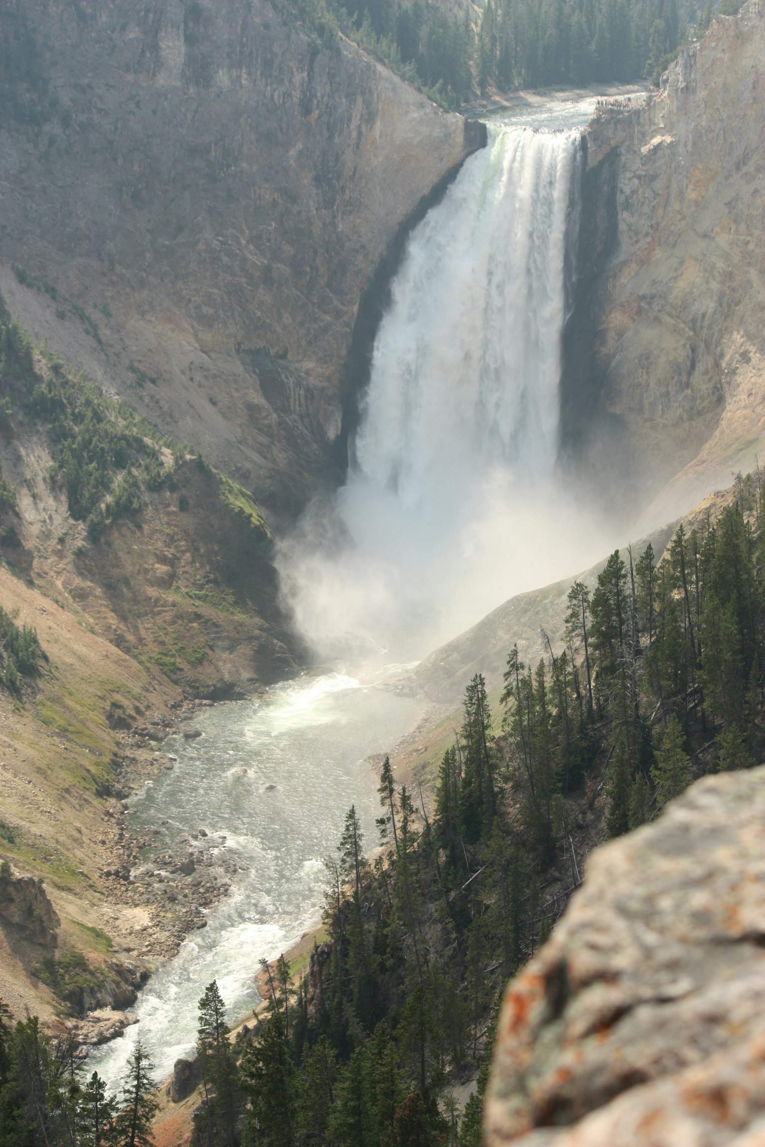 Vue magnifique d'une cascade dans le parc national de Yellowstone