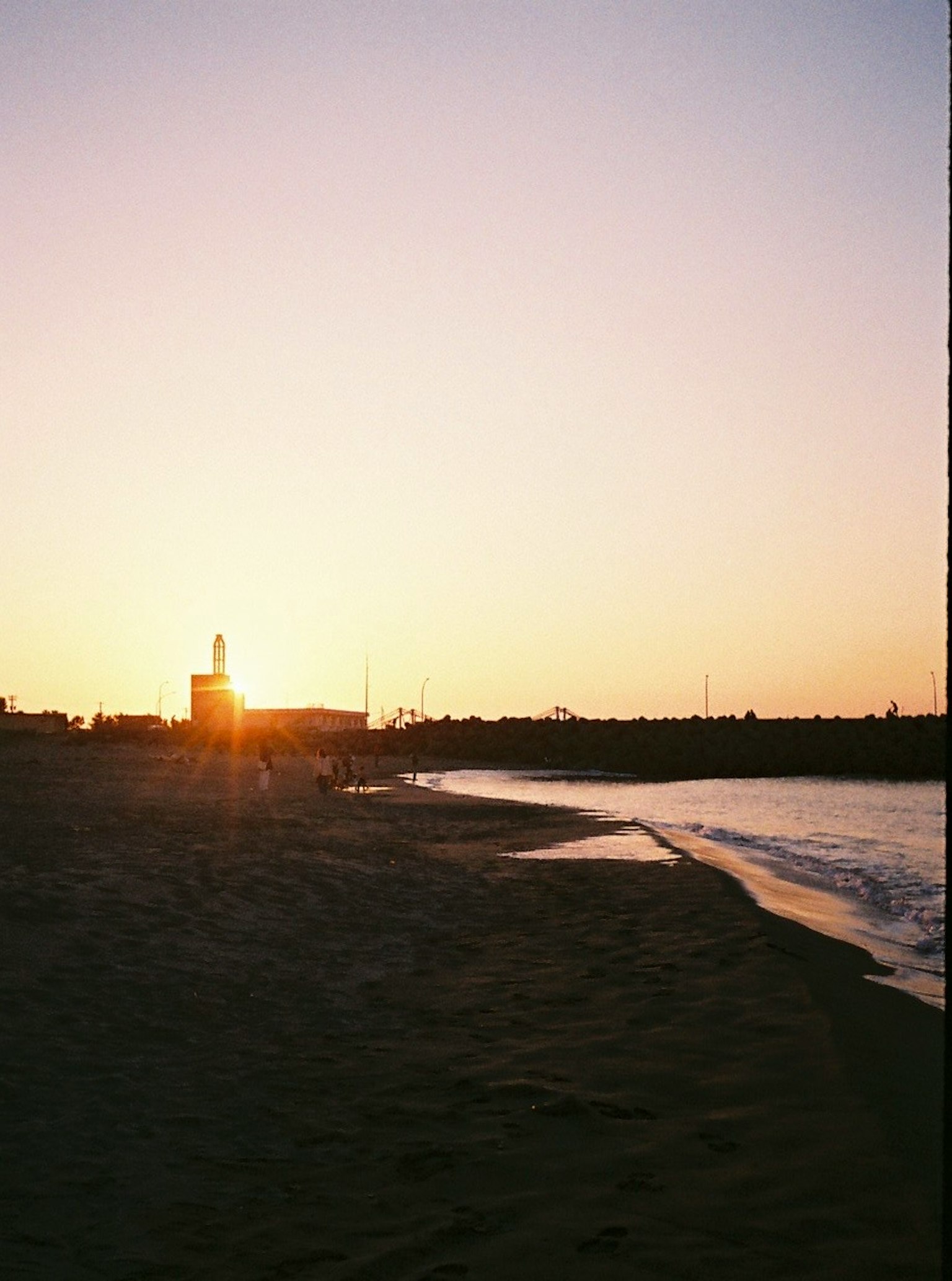 海滩风景与水面日落