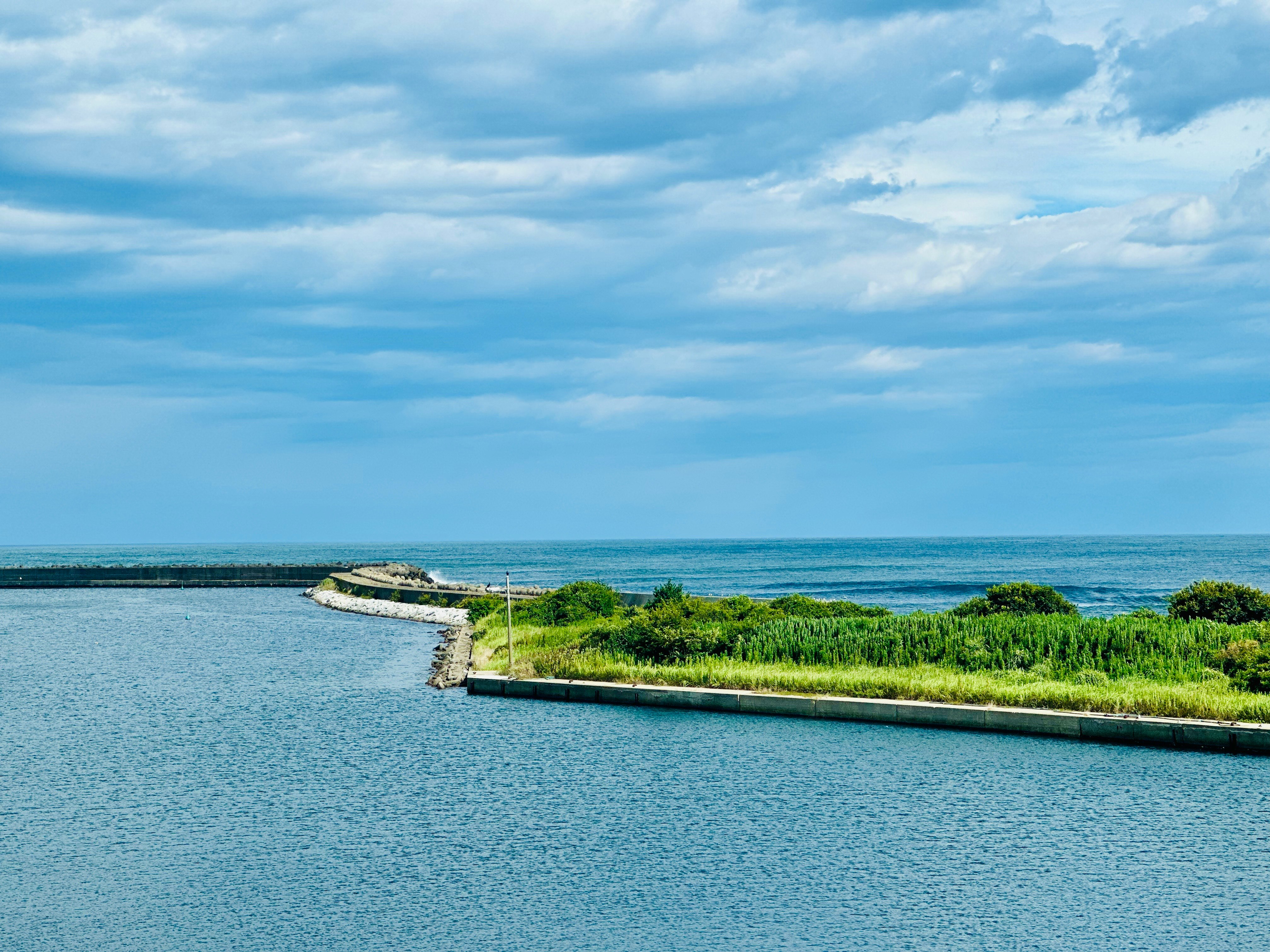 海边防波堤与蓝天海景