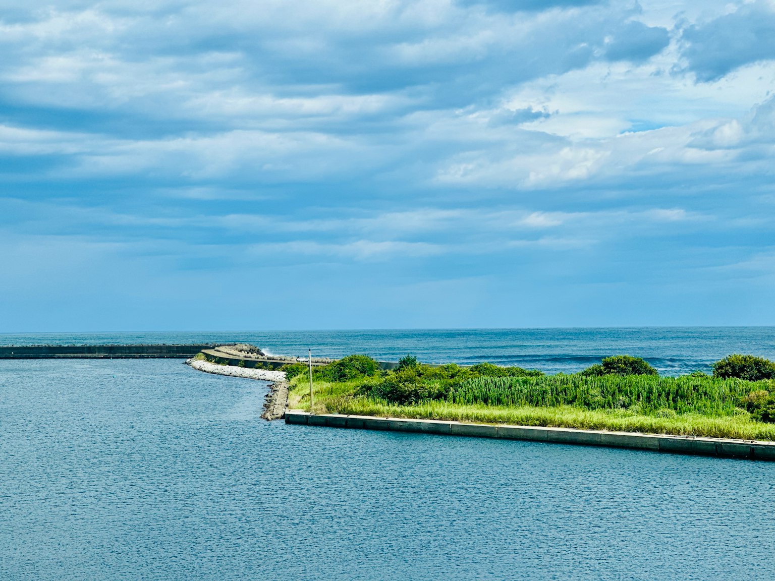 Vista escénica del mar azul y la costa verde
