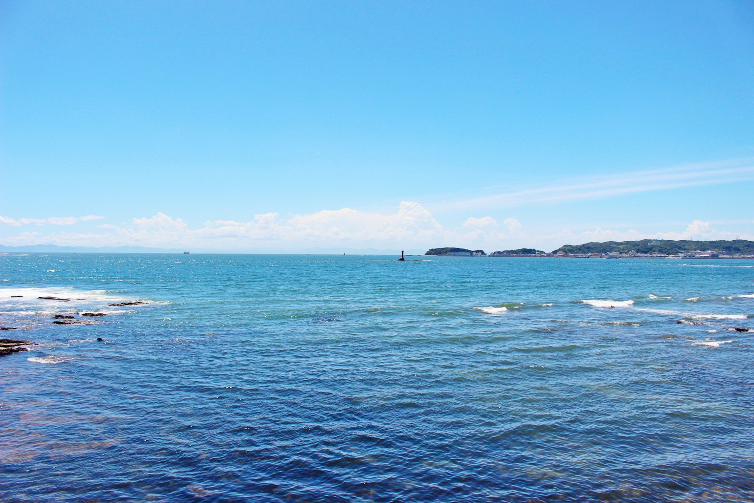 Schöne Landschaft mit blauem Meer und hellem Himmel