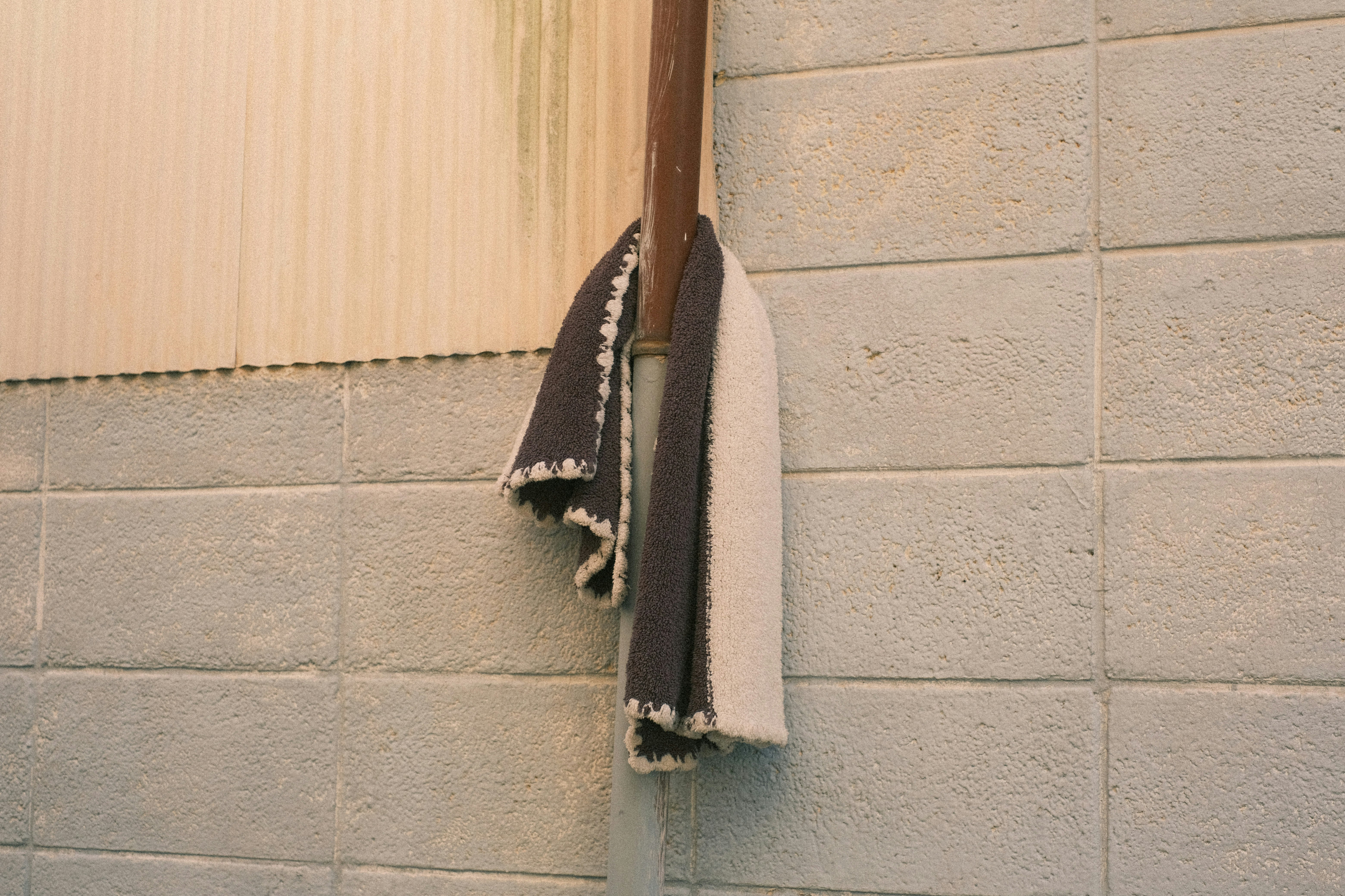 pared exterior con toallas y tela colgante