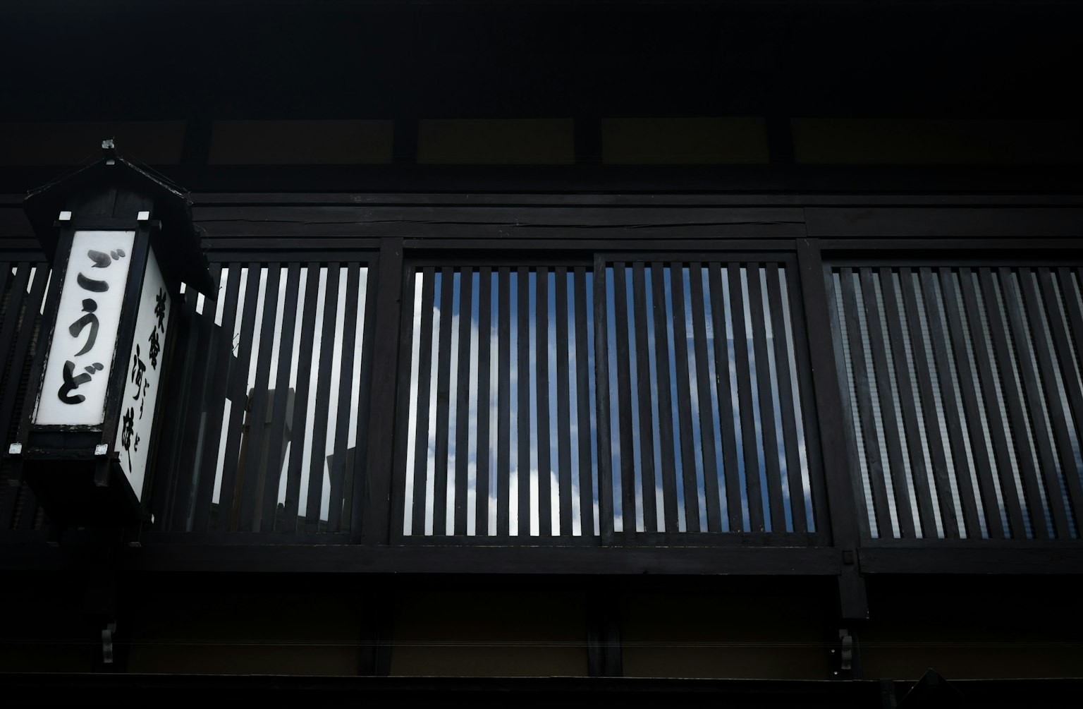 传统日本建筑，木格窗和蓝天