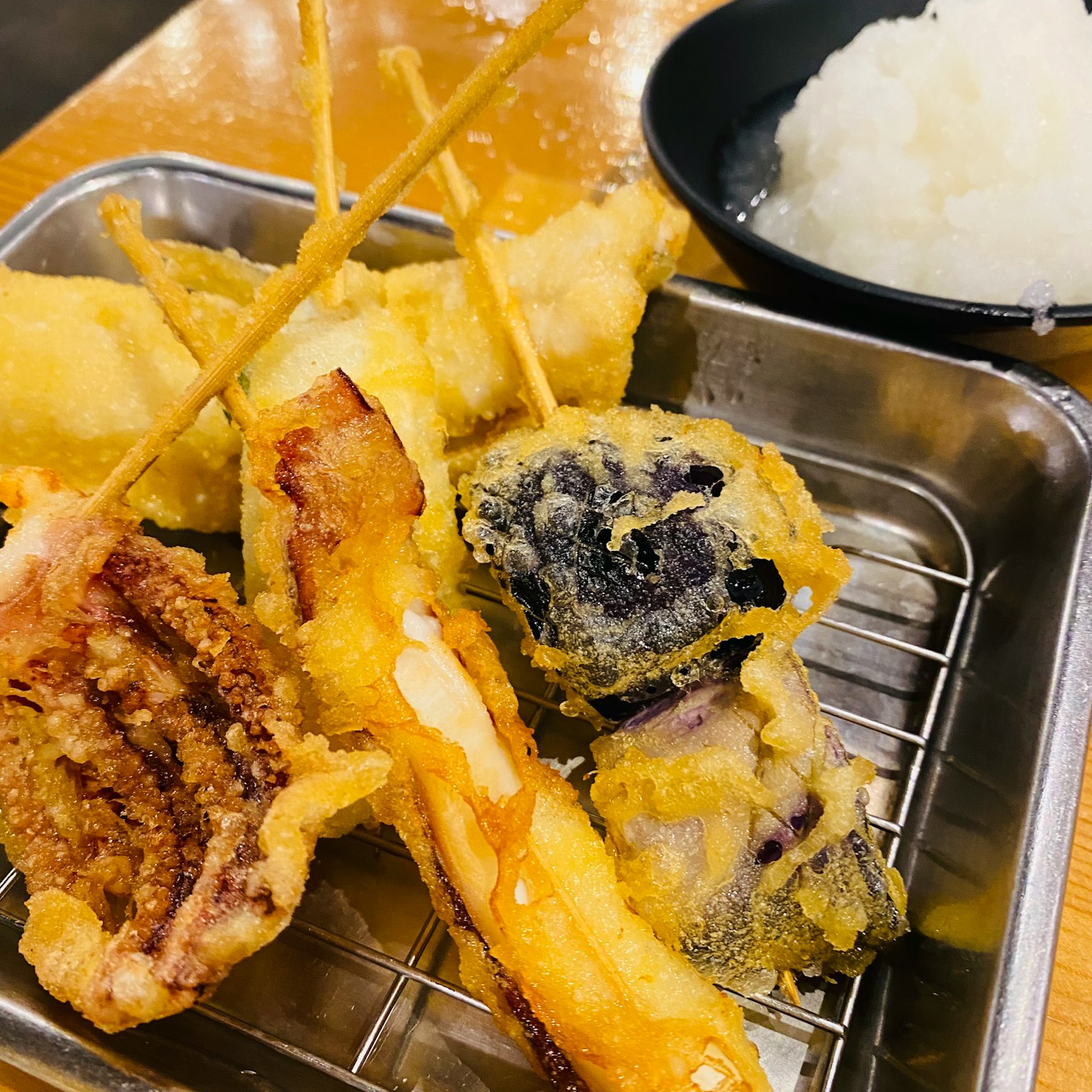 금속 쟁반에 담긴 다양한 튀김과 밥