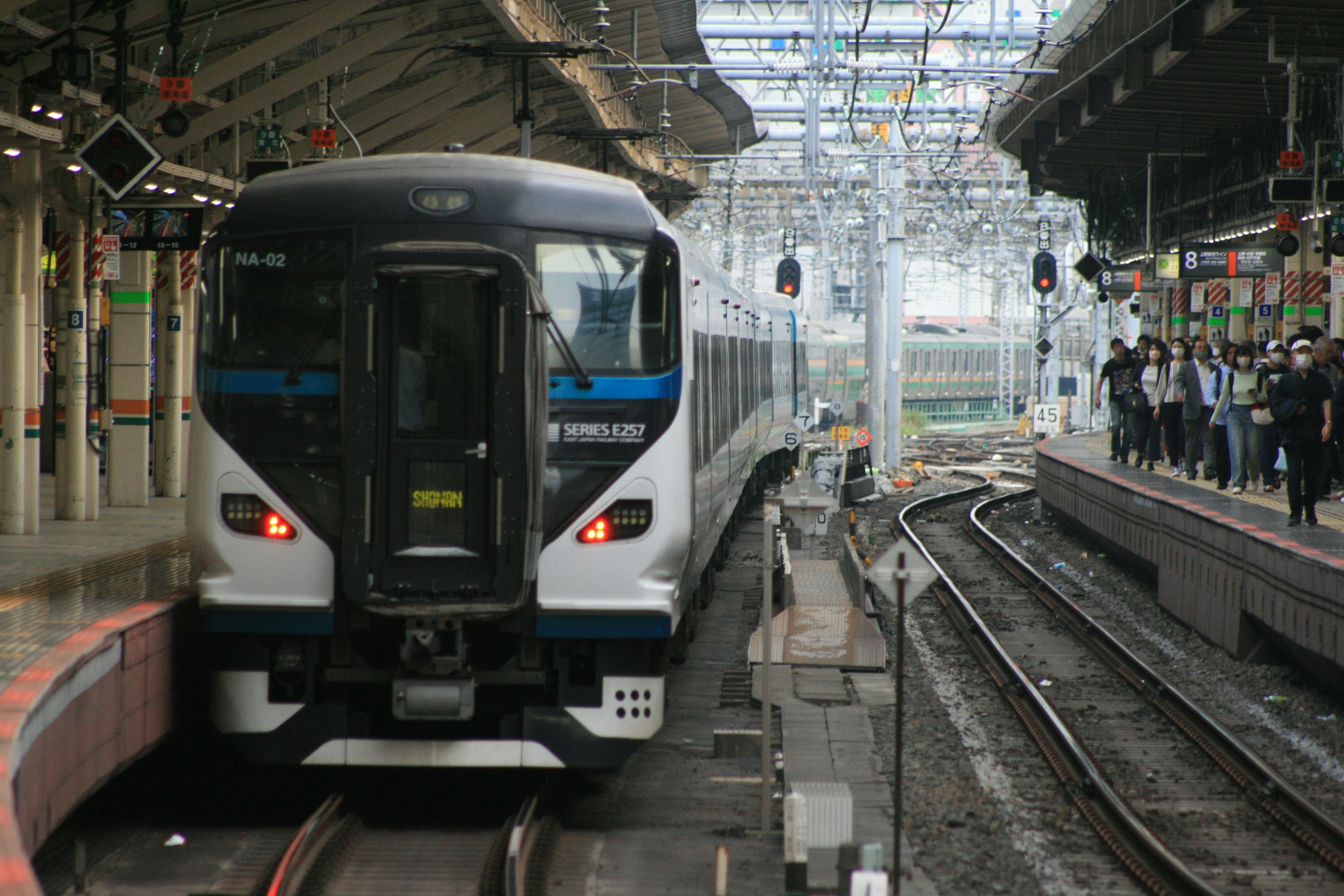 kereta berhenti di peron stasiun dengan rel