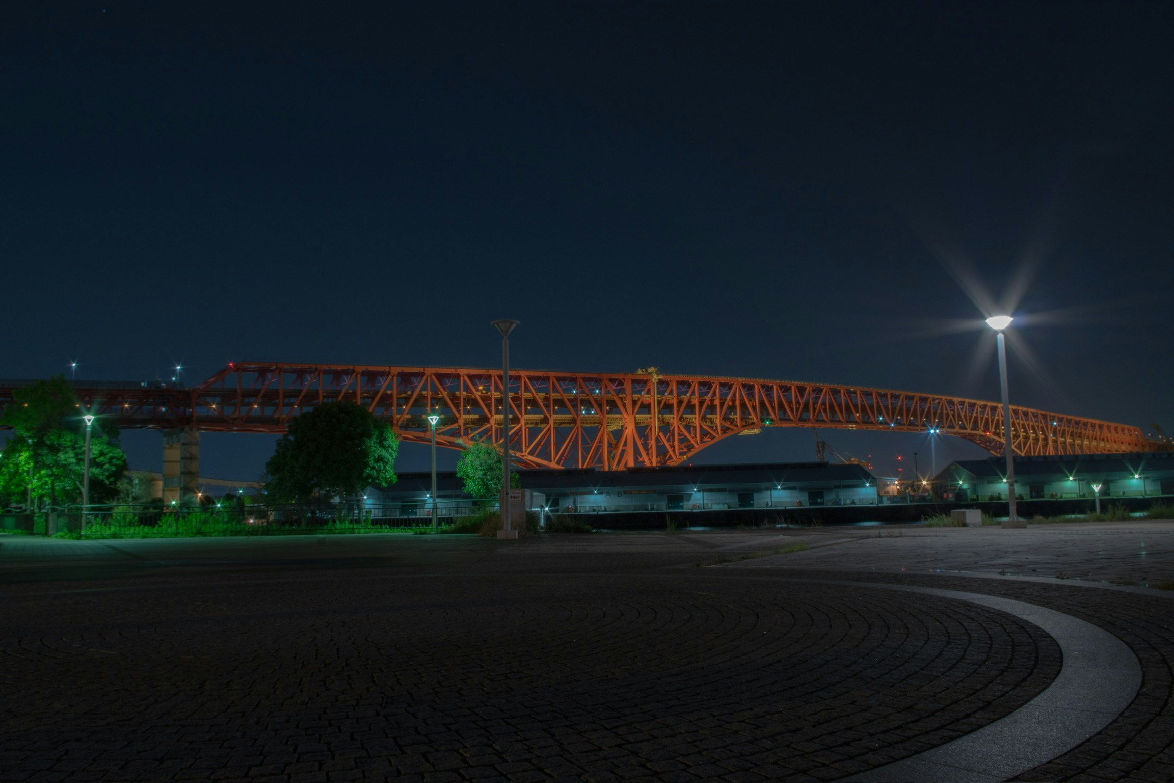 阪神高速の高架橋と夜景の道路風景