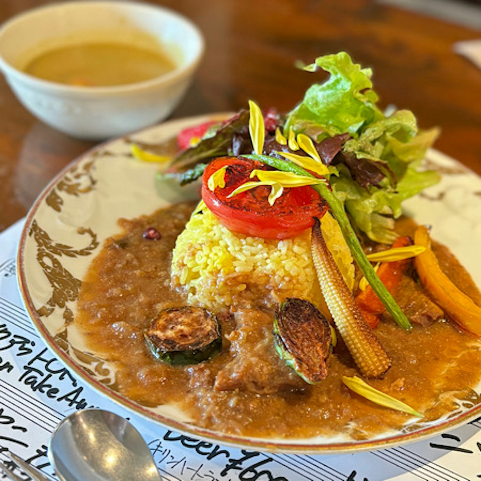 Plato de arroz con curry y ensalada variada