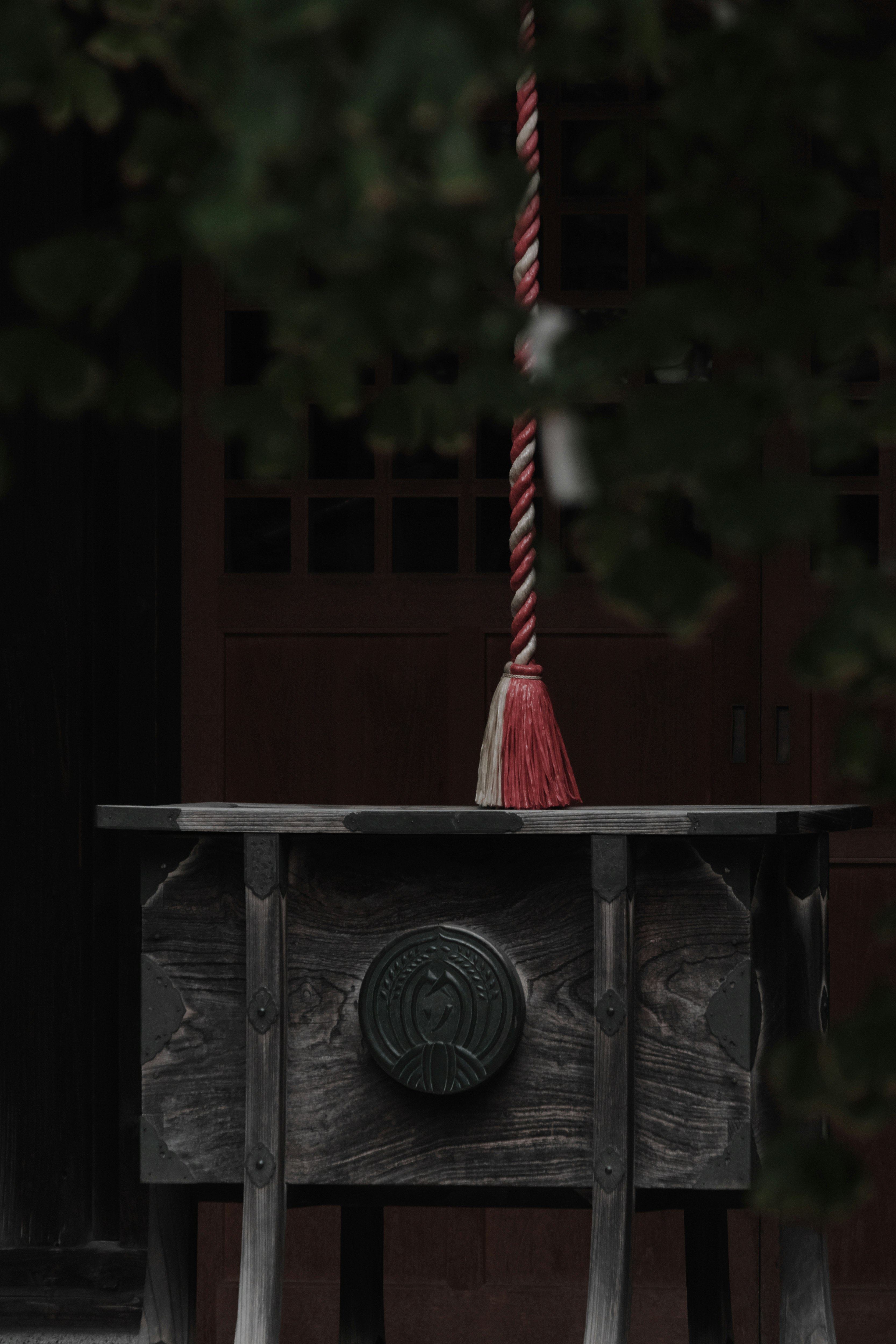 久國神社の手水舎に立つ注連縄のある風景