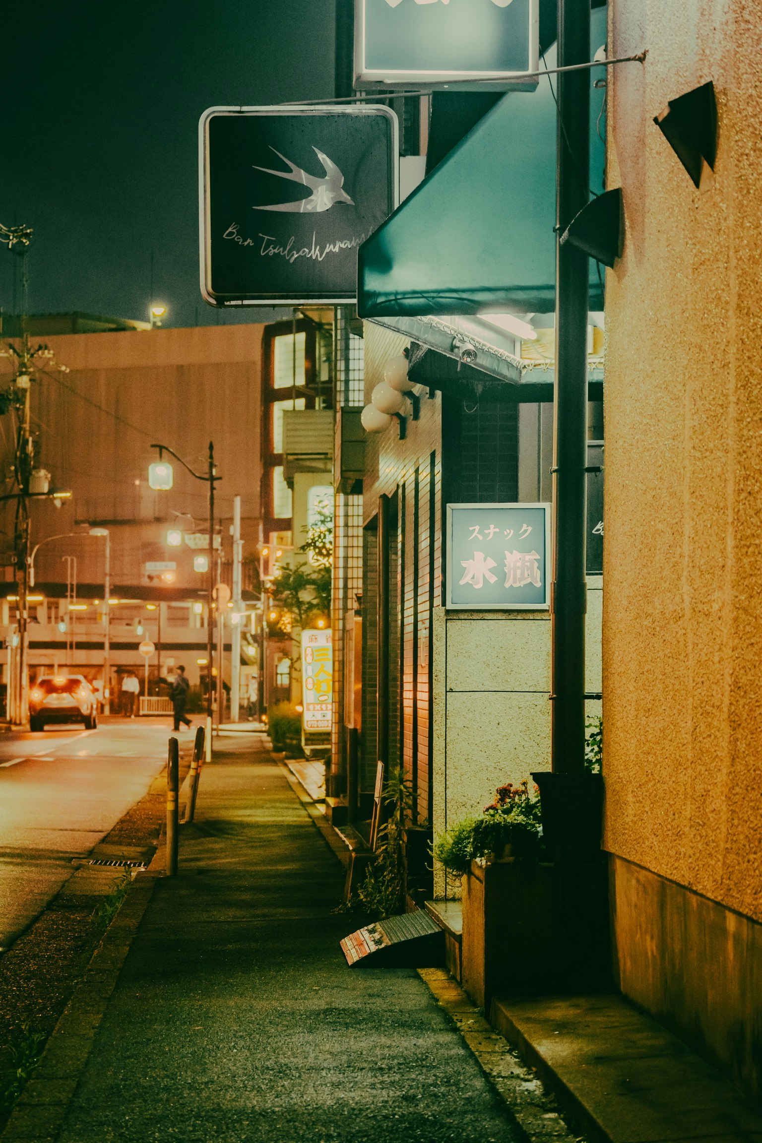 夜间街景，餐厅招牌和路灯