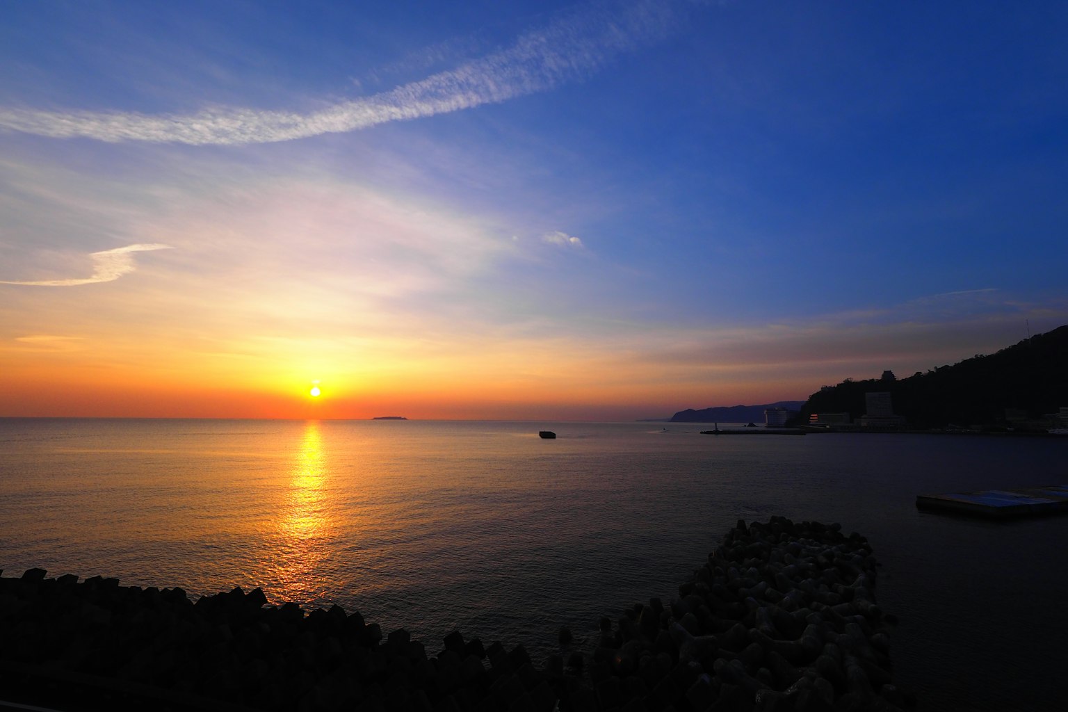 Schöner Sonnenuntergang über dem Meer mit blauem Himmel