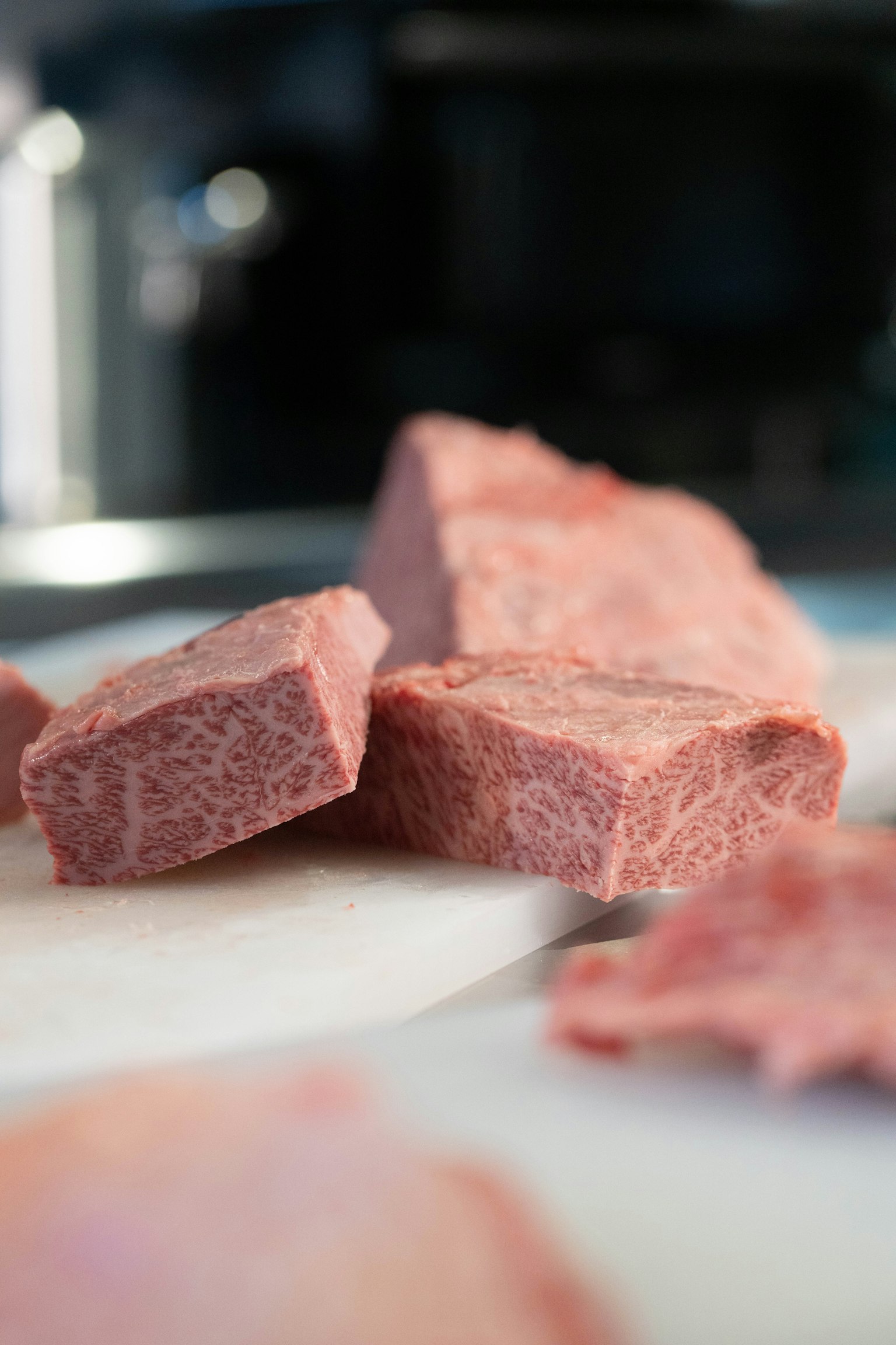 Potongan daging mentah yang dipotong