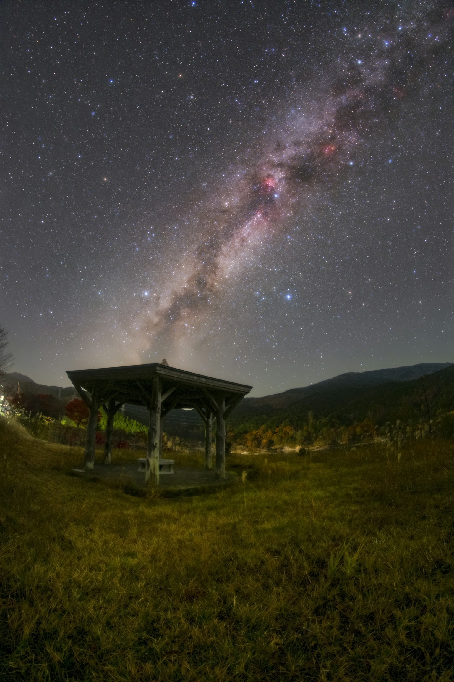 星空下的凉亭和银河的壮丽景色
