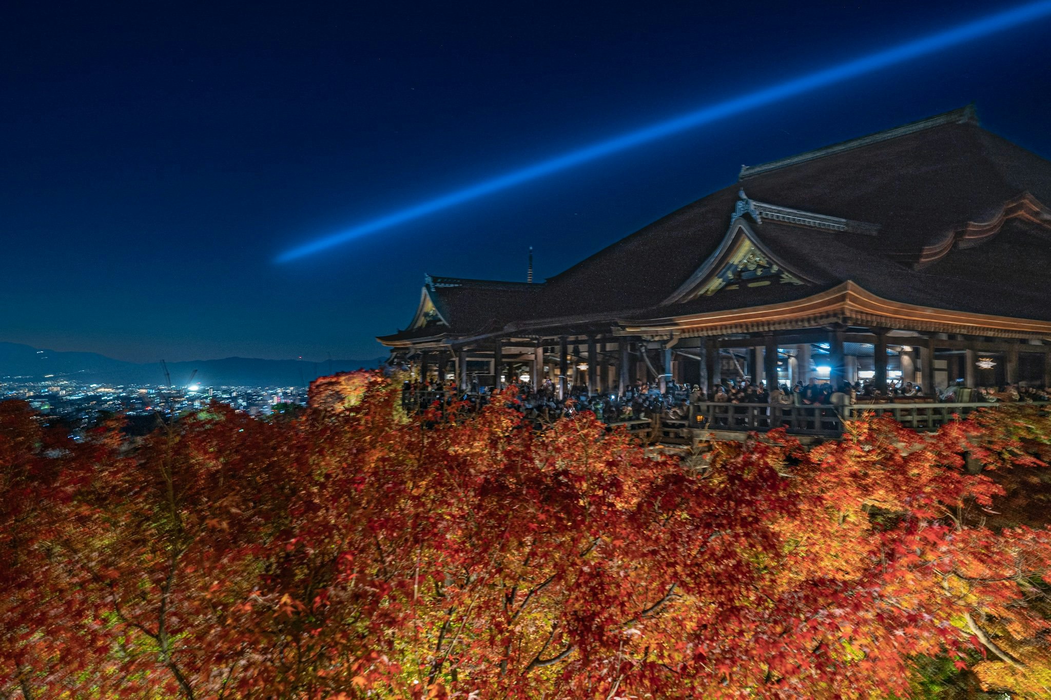 清水寺のライトアップと紅葉の夜景