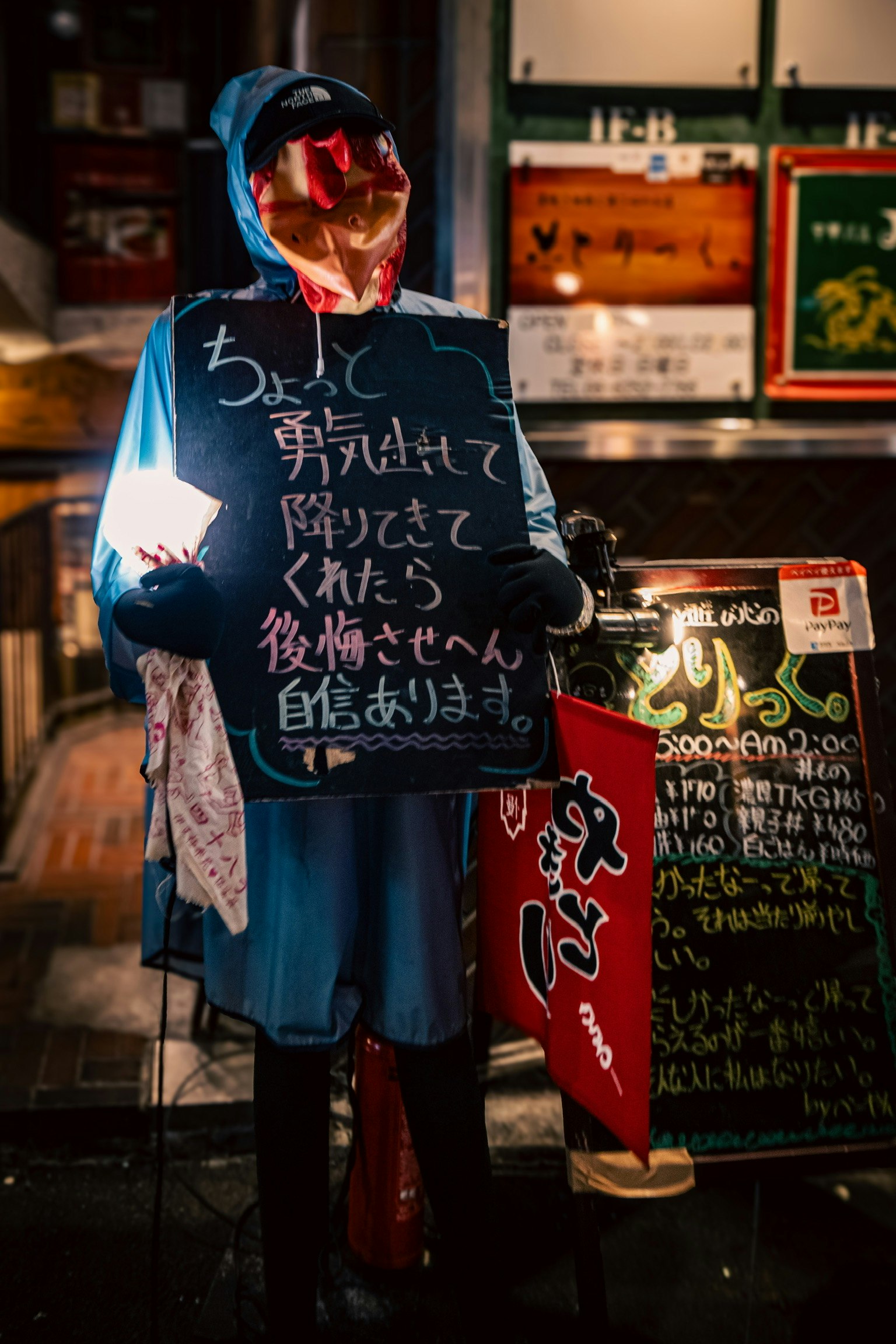 大阪夜晚，人物站在招牌前