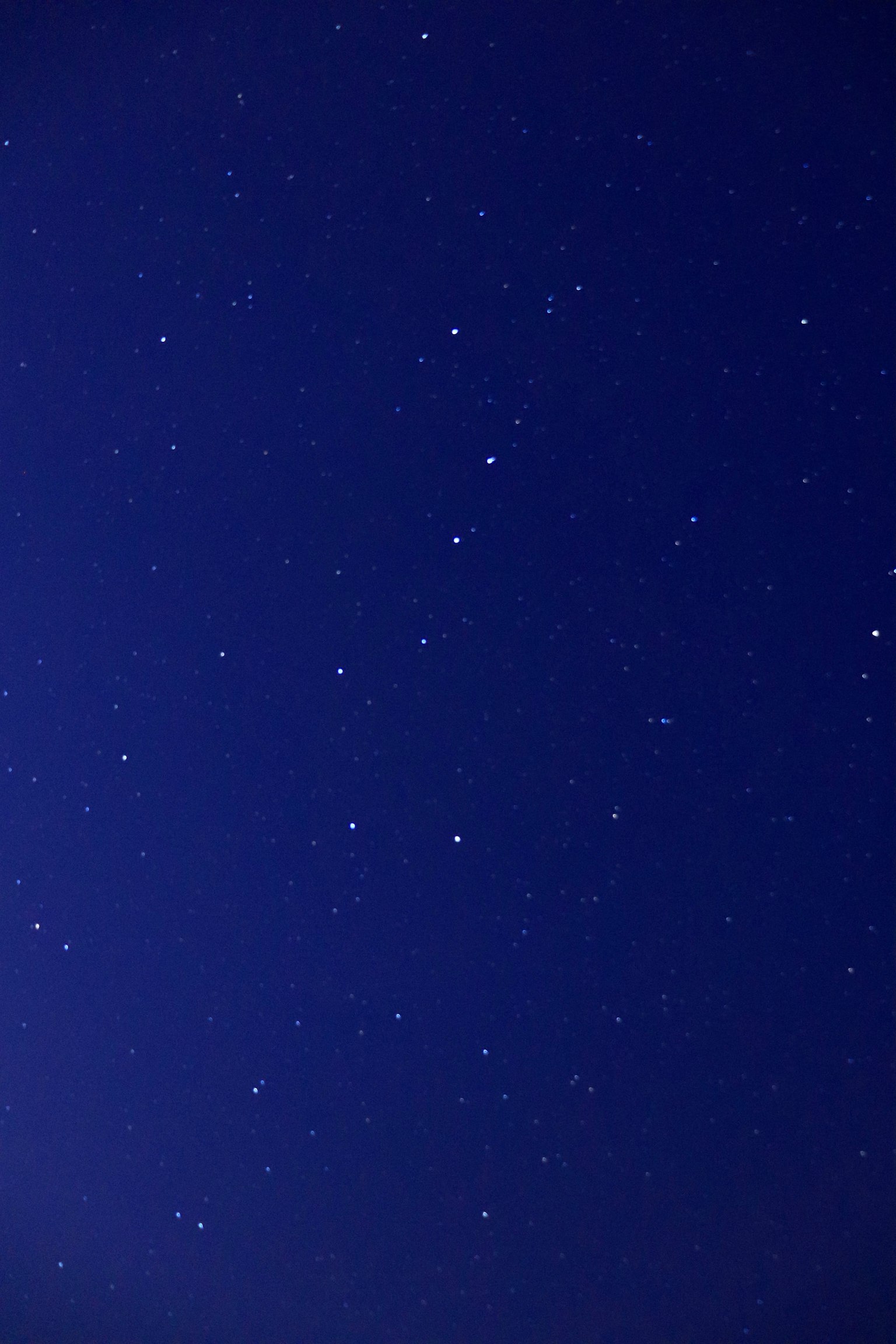 D'innombrables étoiles brillent dans un ciel bleu profond