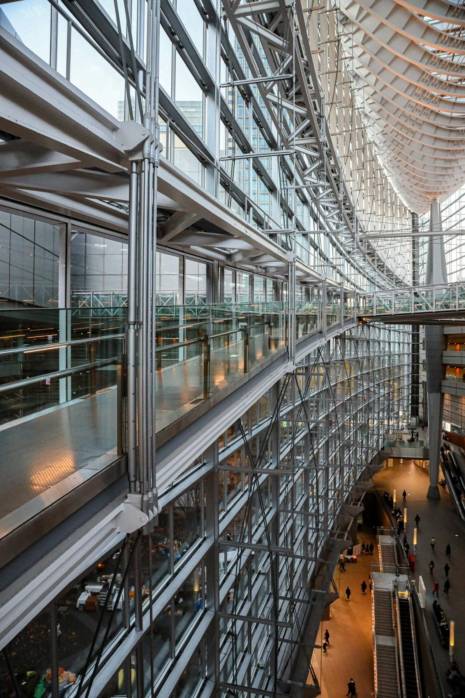 Innenansicht moderner Architektur mit Glas- und Metallstrukturen und beleuchtetem Design