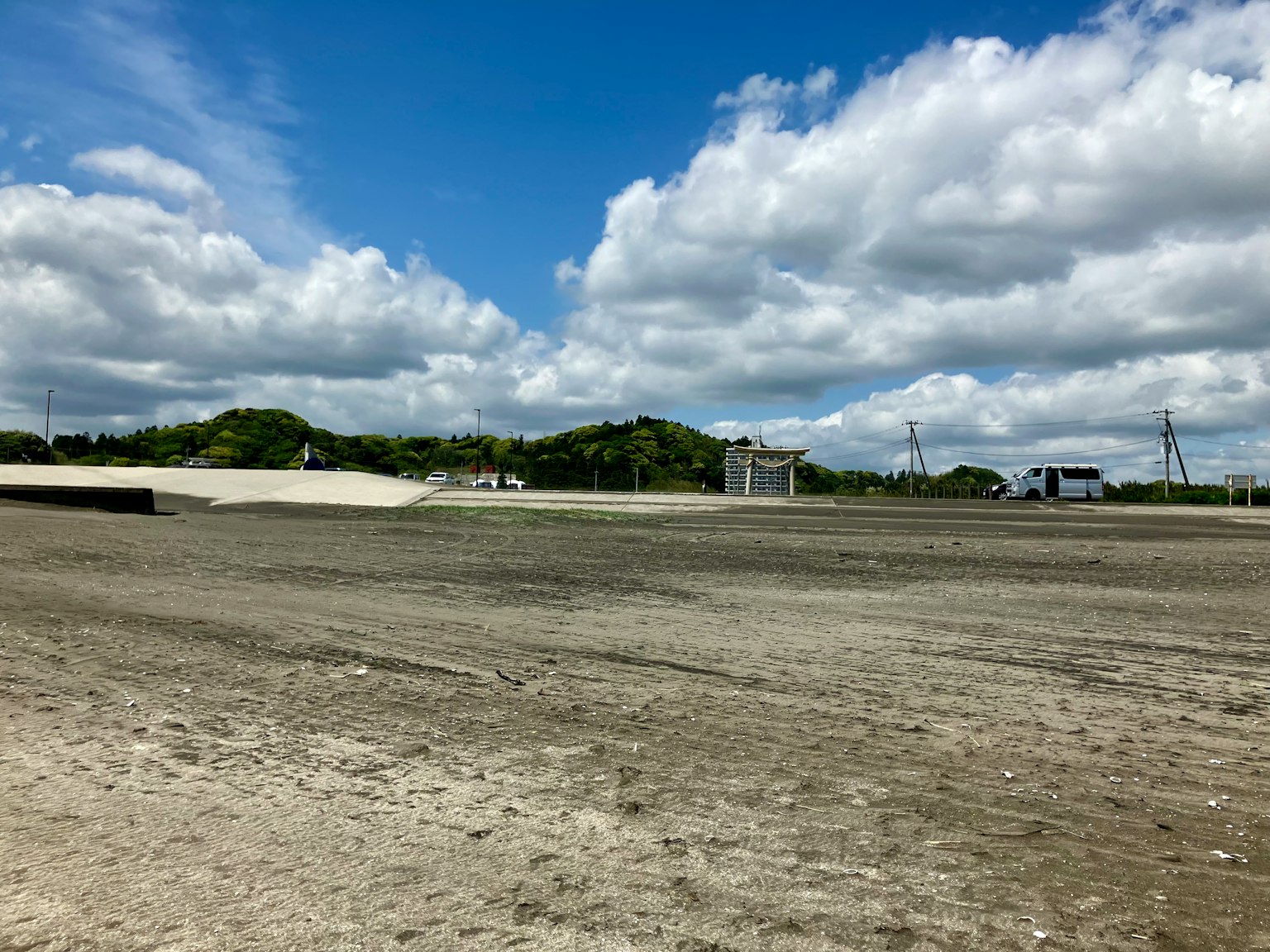 Paysage de sable vaste sous un ciel bleu avec des nuages épars