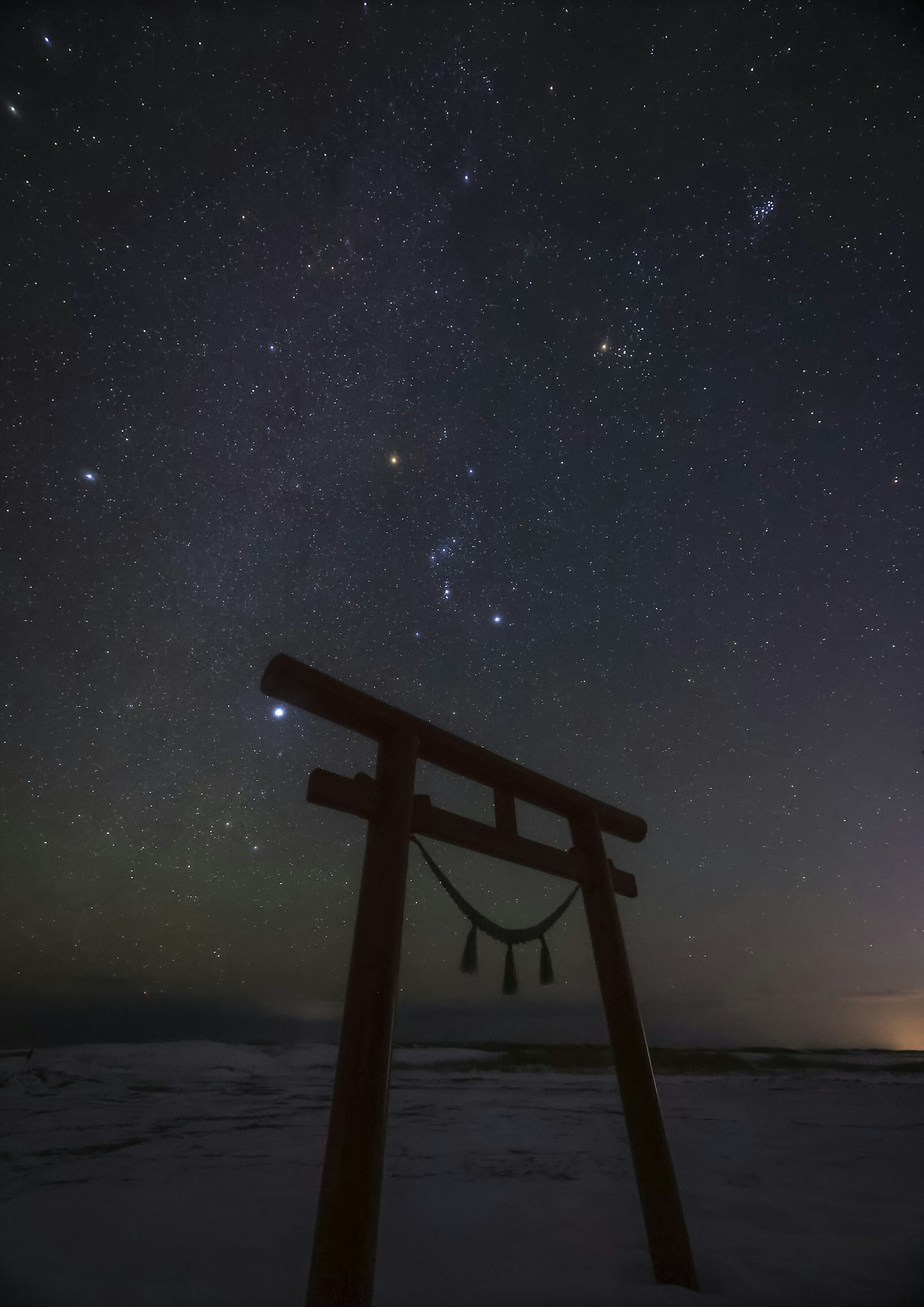 在星空下的鳥居輪廓