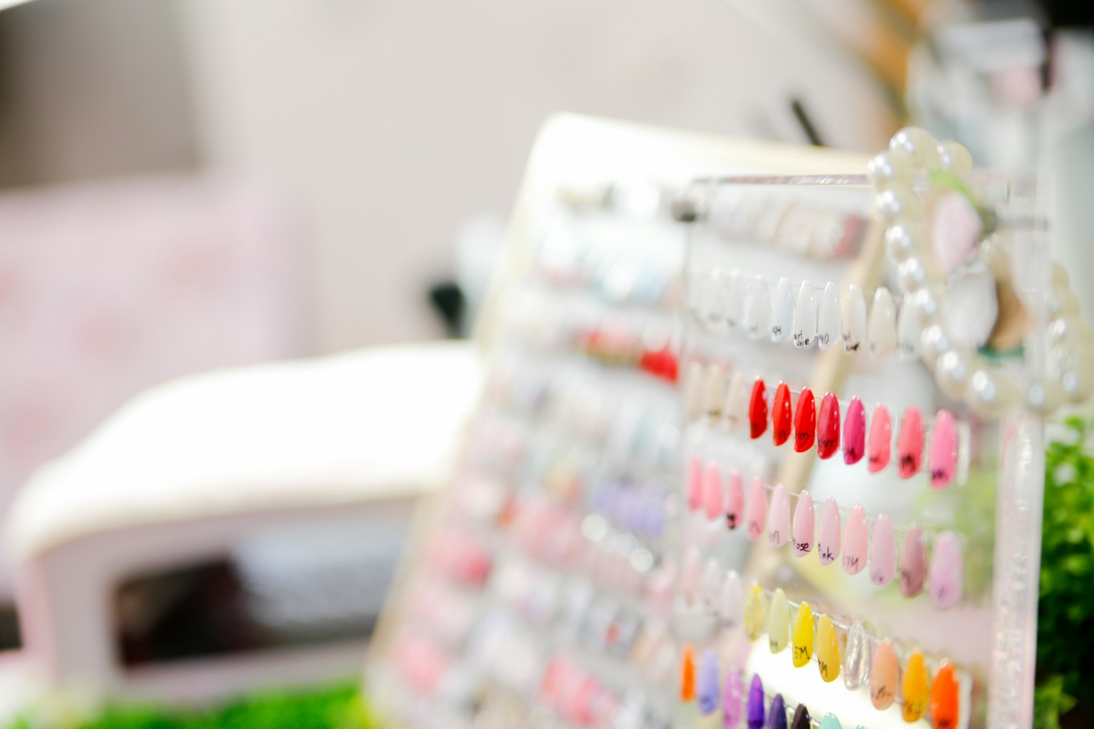 Tablero de colores de un salón de uñas que muestra varios tonos de esmalte de uñas