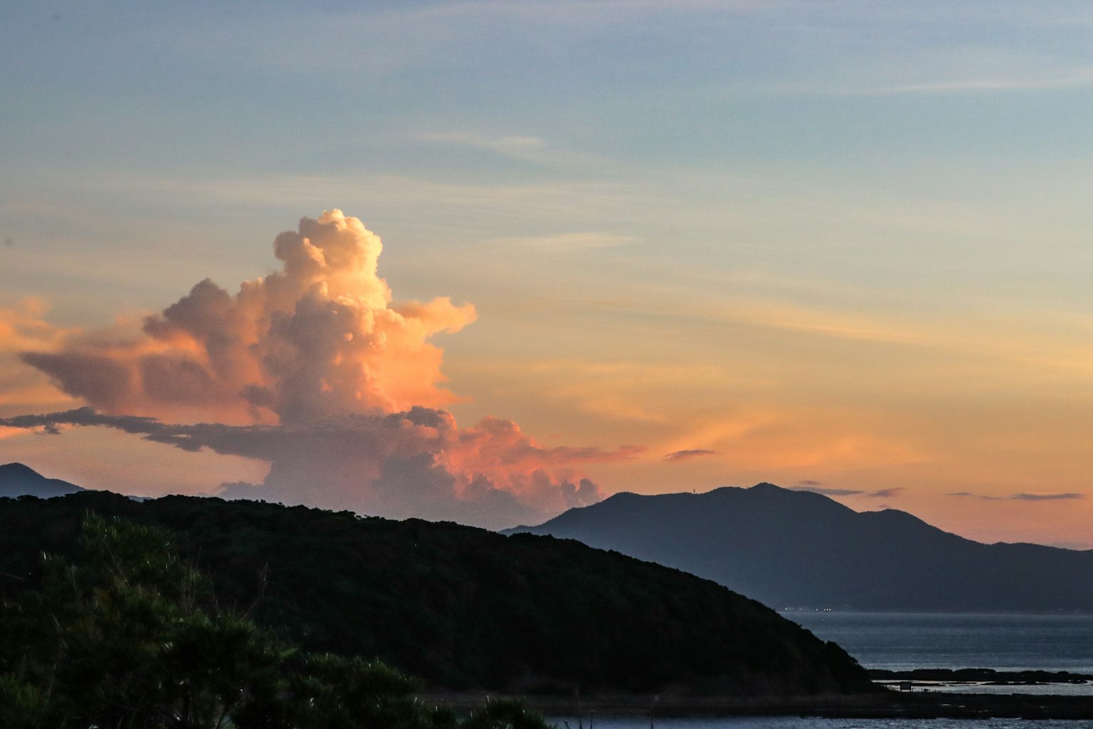 Vista escénica de montañas y nubes al atardecer