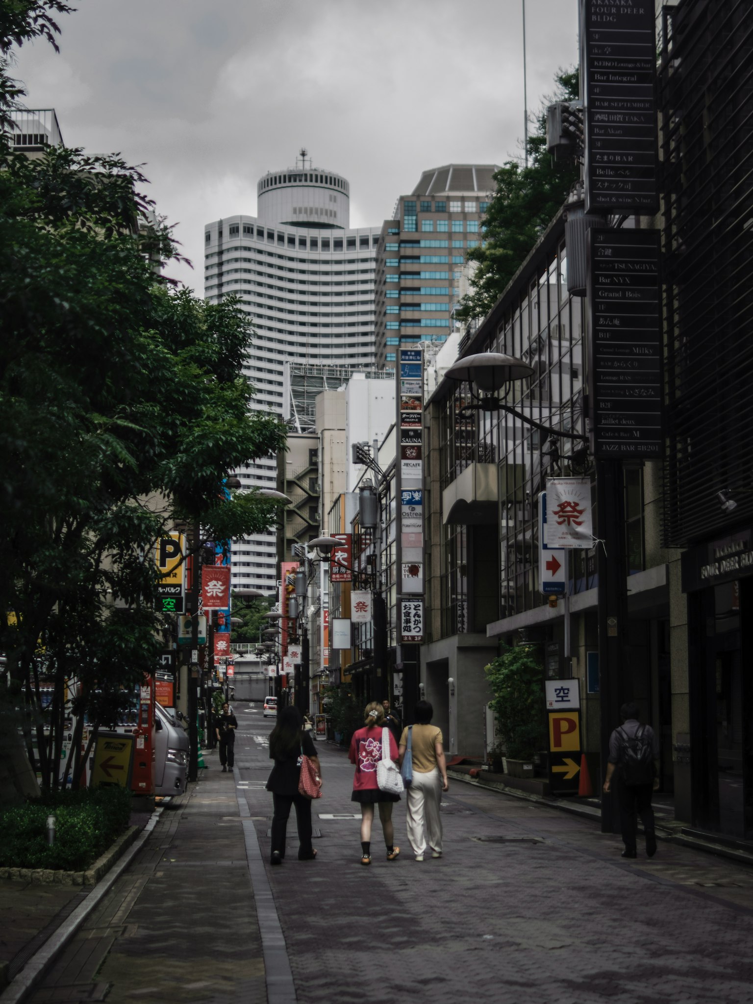 Personas caminando en una calle tranquila con edificios al fondo