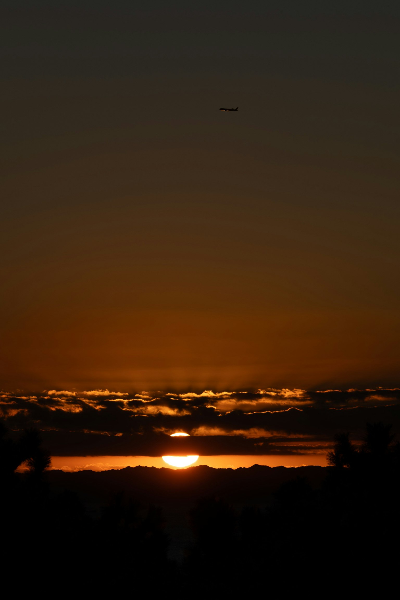 Schöner Sonnenuntergang über den Wolken mit lebhaften orangenen Farbtönen