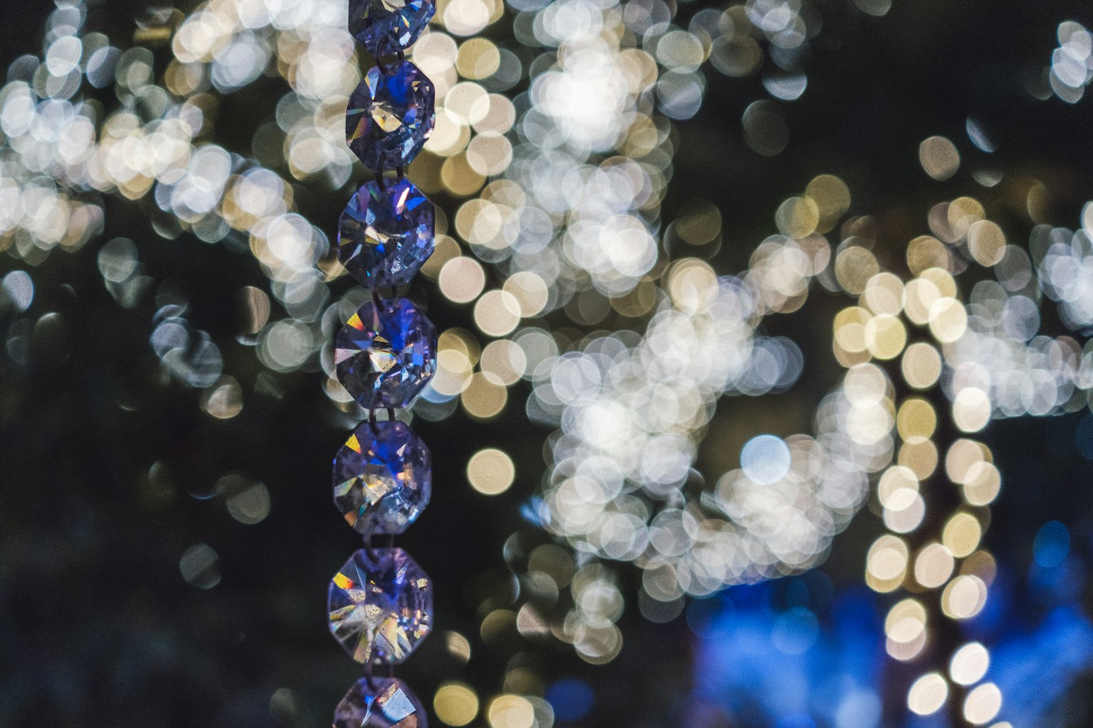 Cristalli blu sospesi con uno sfondo luminoso sfocato