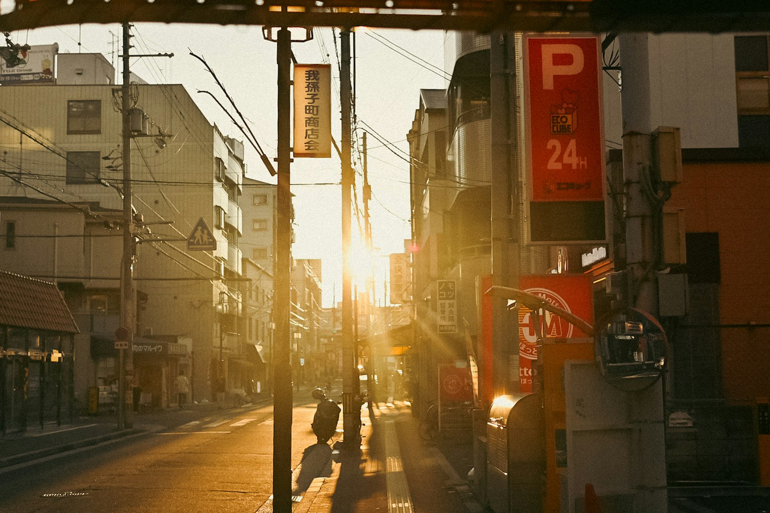 Strada di città con edifici e luce solare che filtra