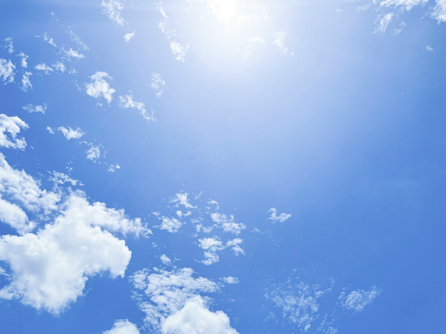 Heller blauer Himmel mit weißen Wolken und Sonnenlicht