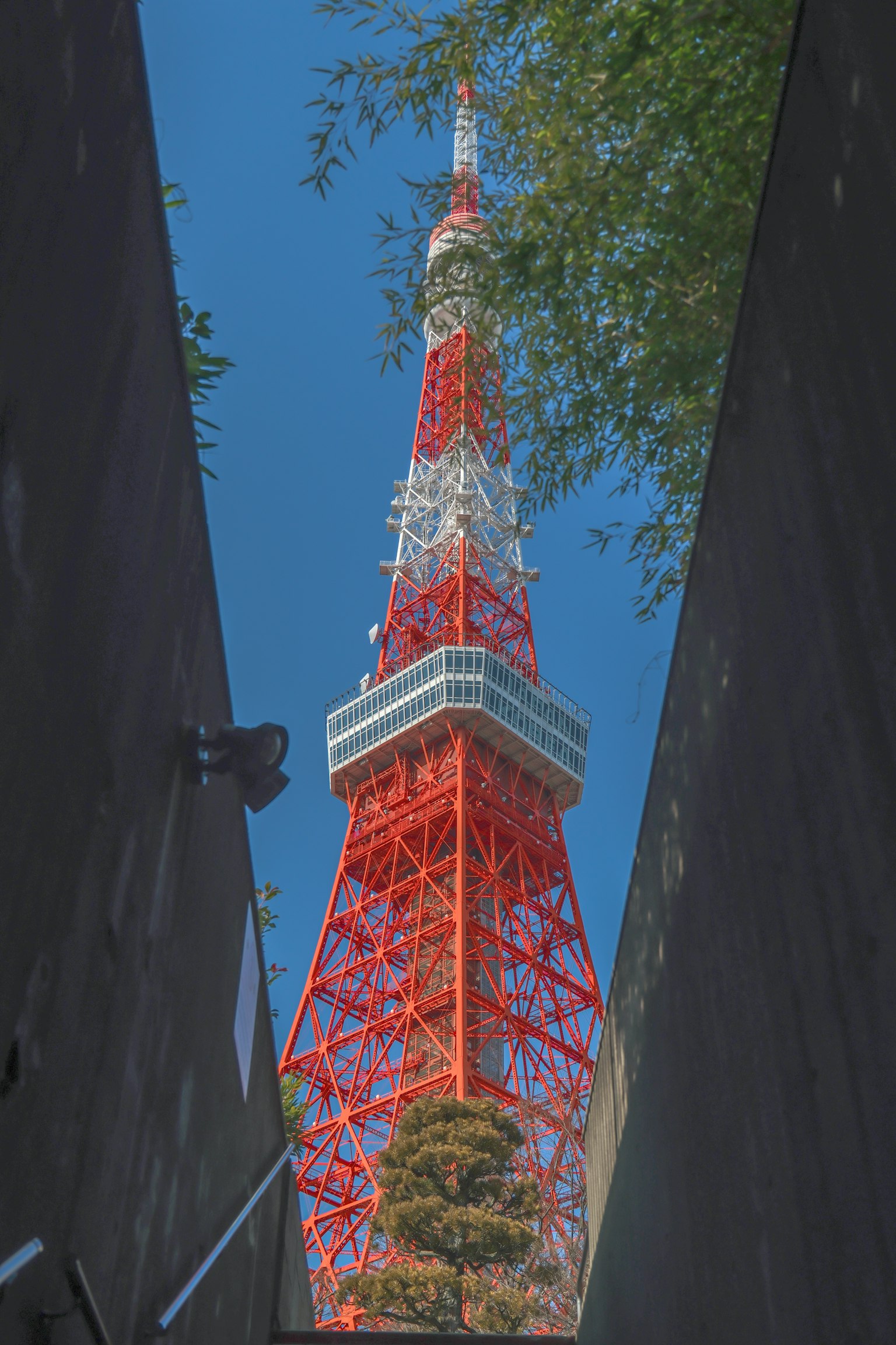 La Torre di Tokyo rossa e bianca si erge sotto un cielo blu
