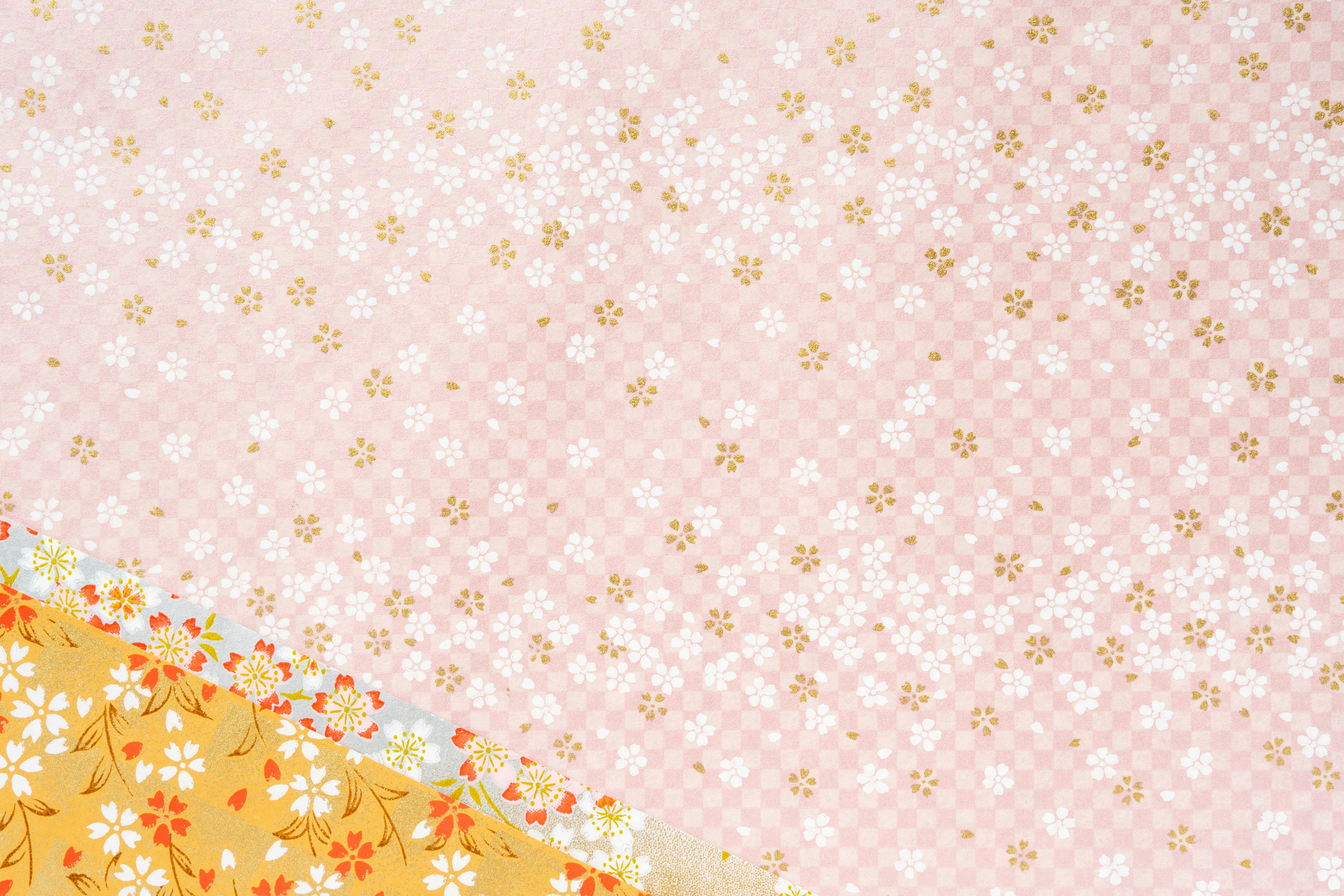 Fond rose sakura à motifs floraux et éléments japonais