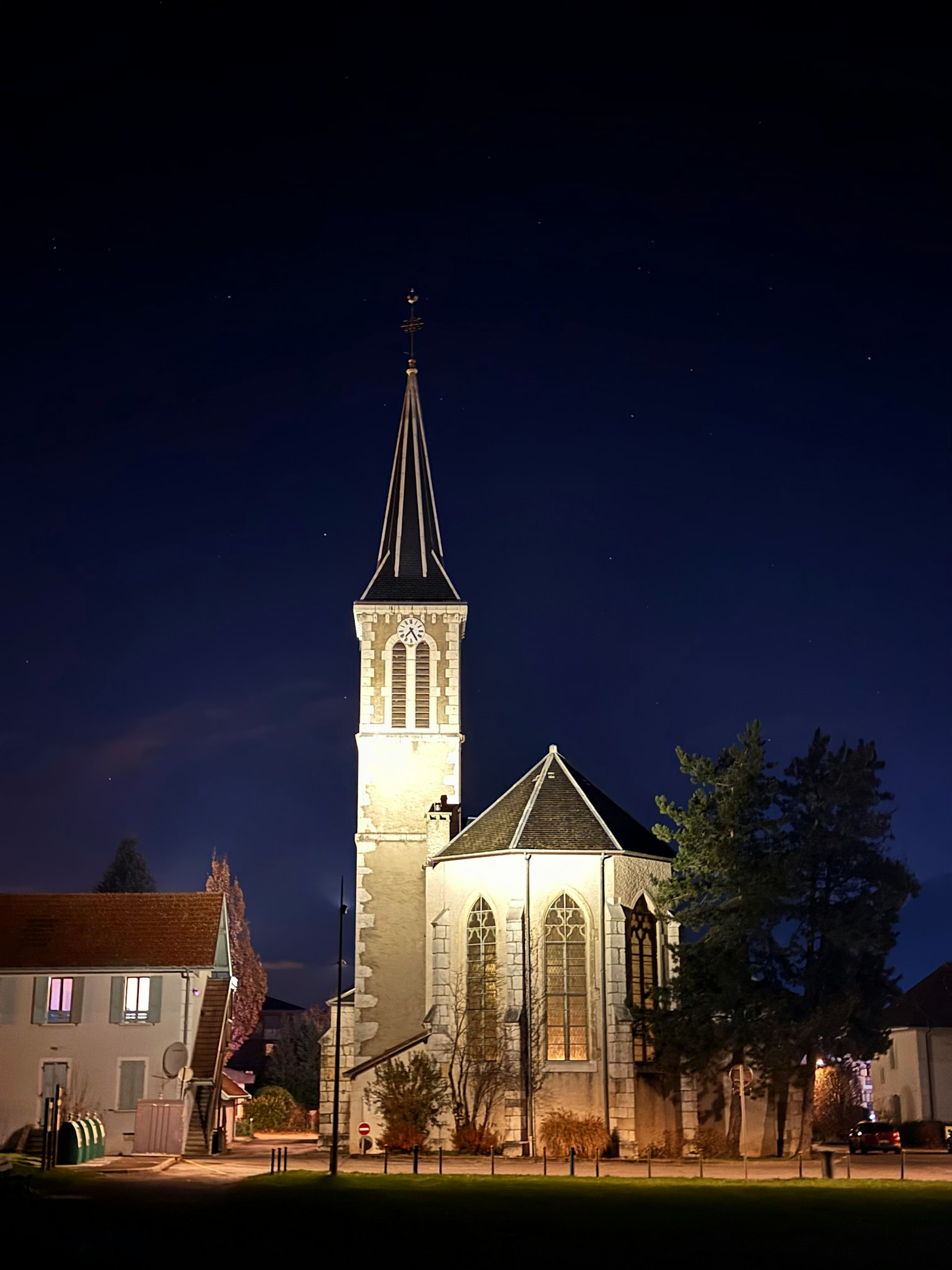 夜の教会の美しい外観と尖塔