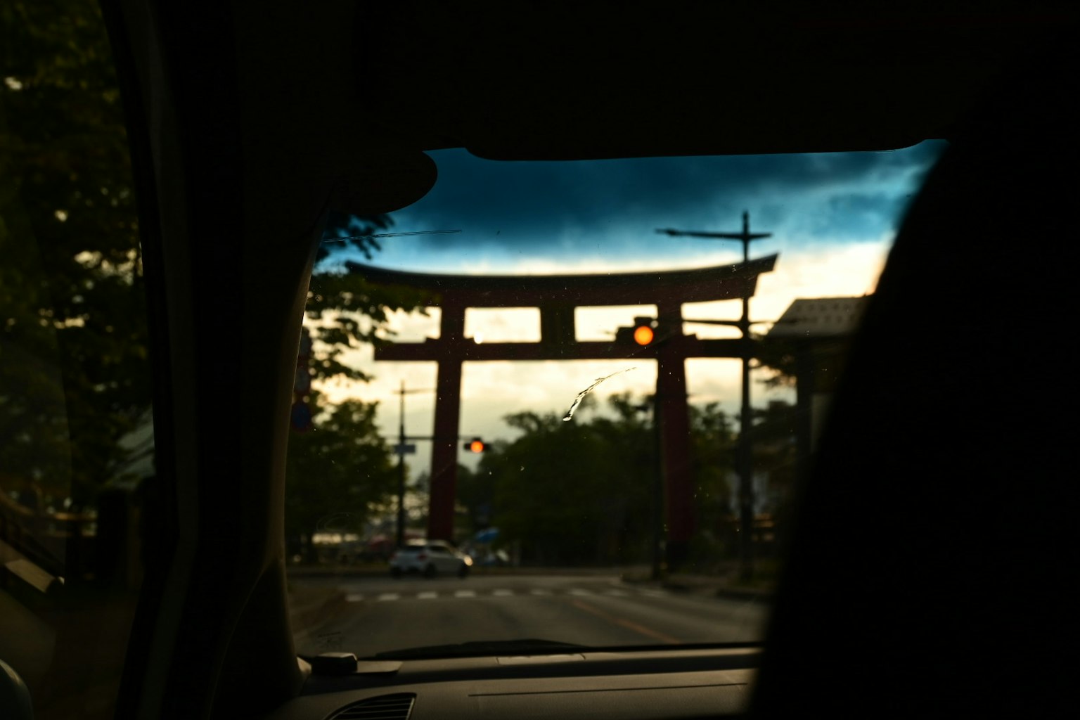 車內視角的鳥居與夕陽天空