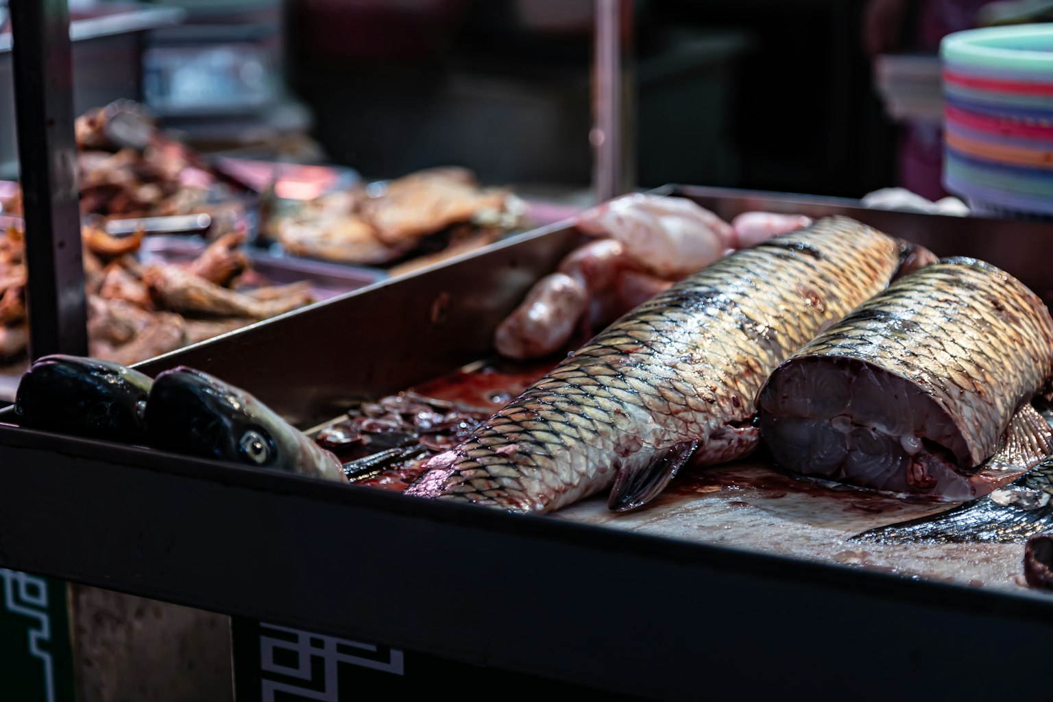 Frischer Fisch an einem Marktstand ausgestellt