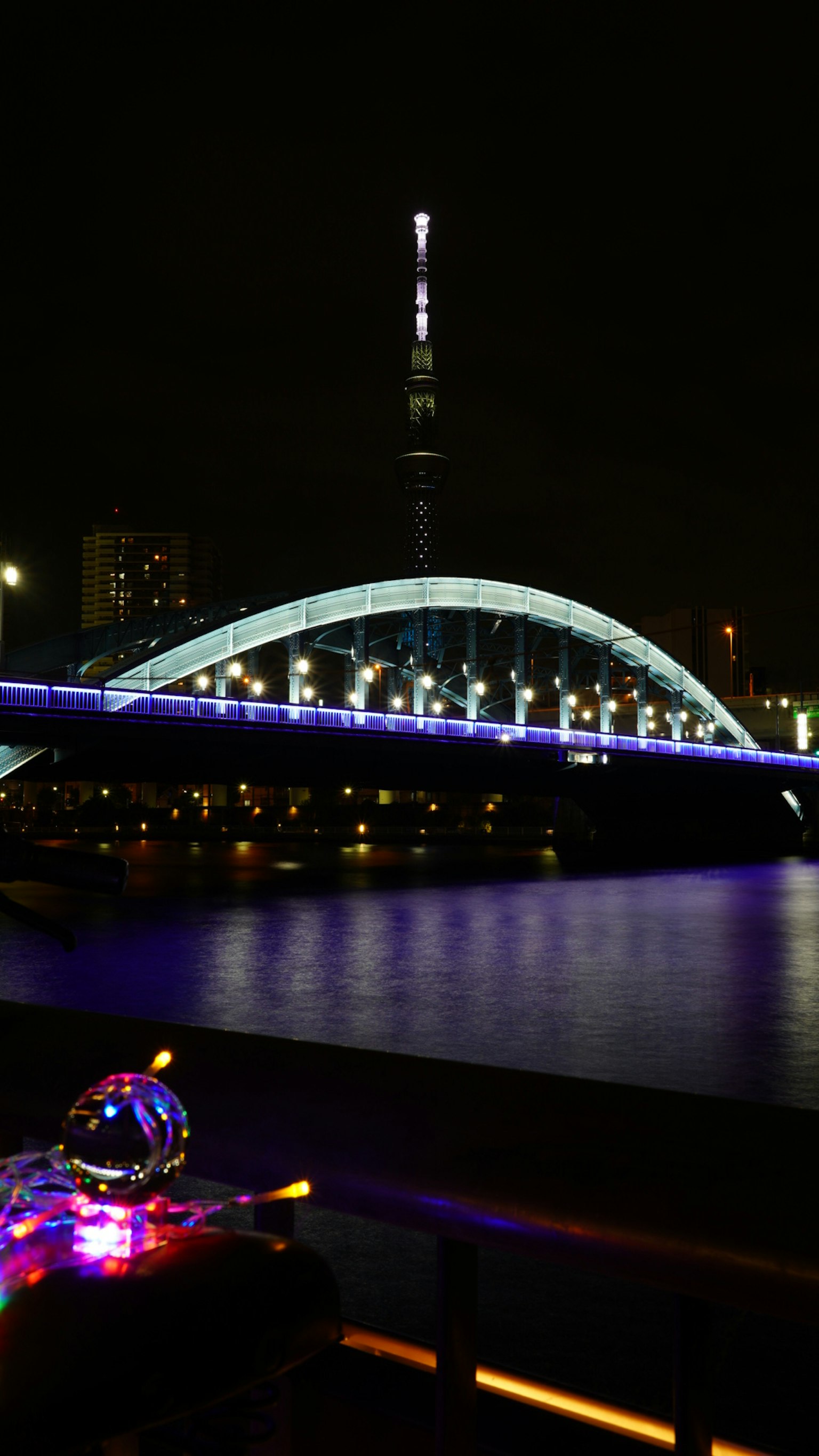 Pemandangan malam yang indah dari Tokyo Skytree dan jembatan yang diterangi
