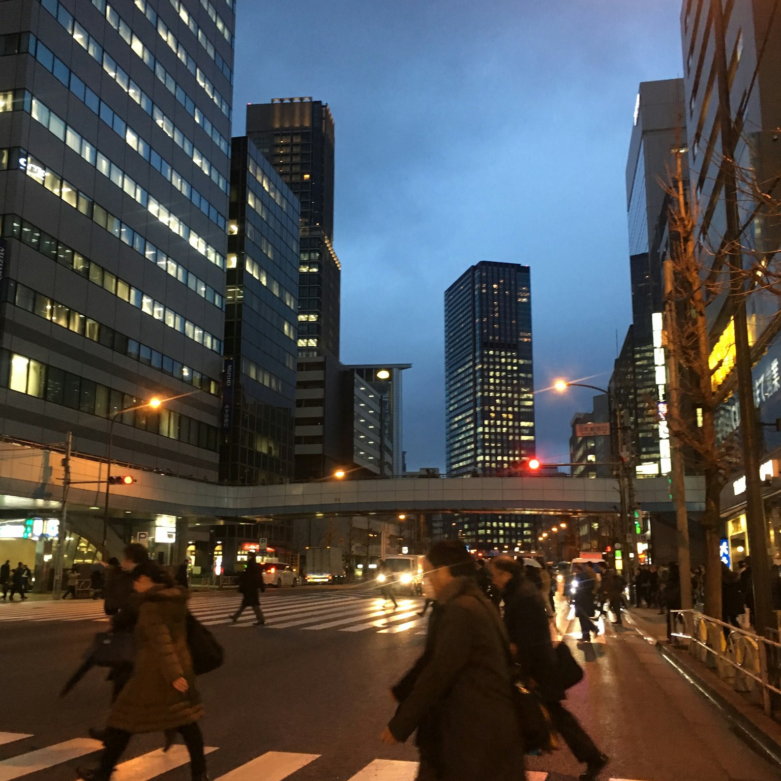 黄昏时的城市风景，有人们在过马路