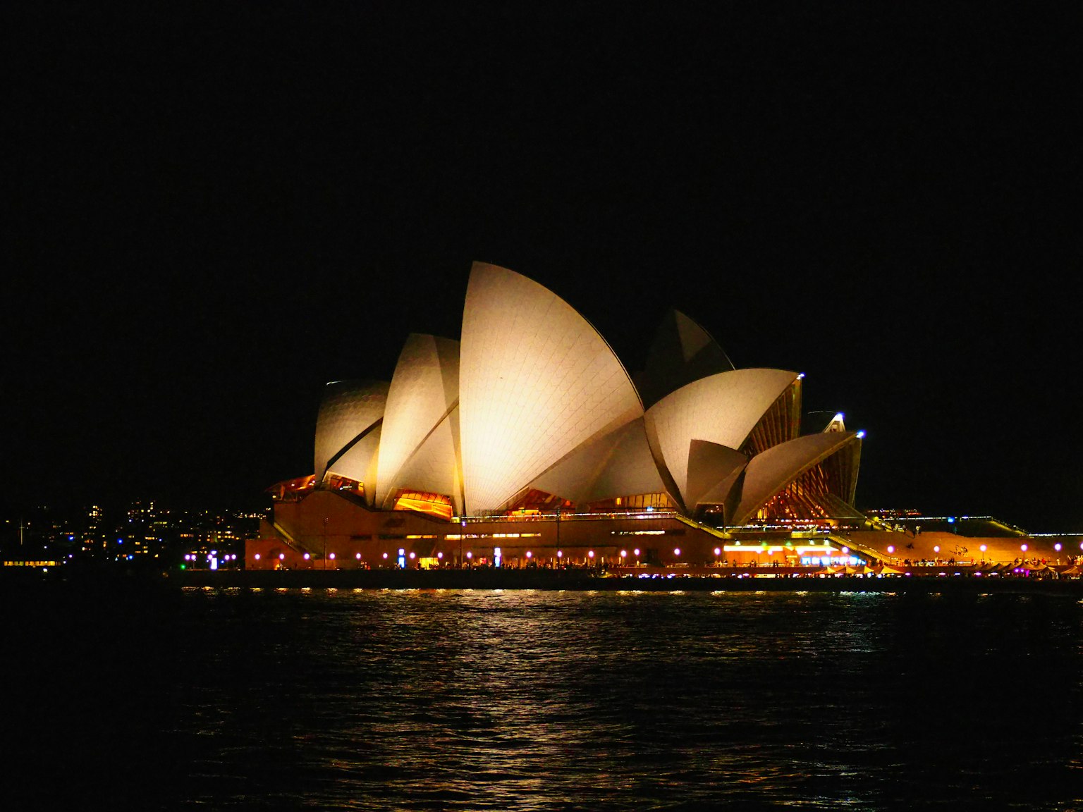 Ópera de Sídney iluminada por la noche