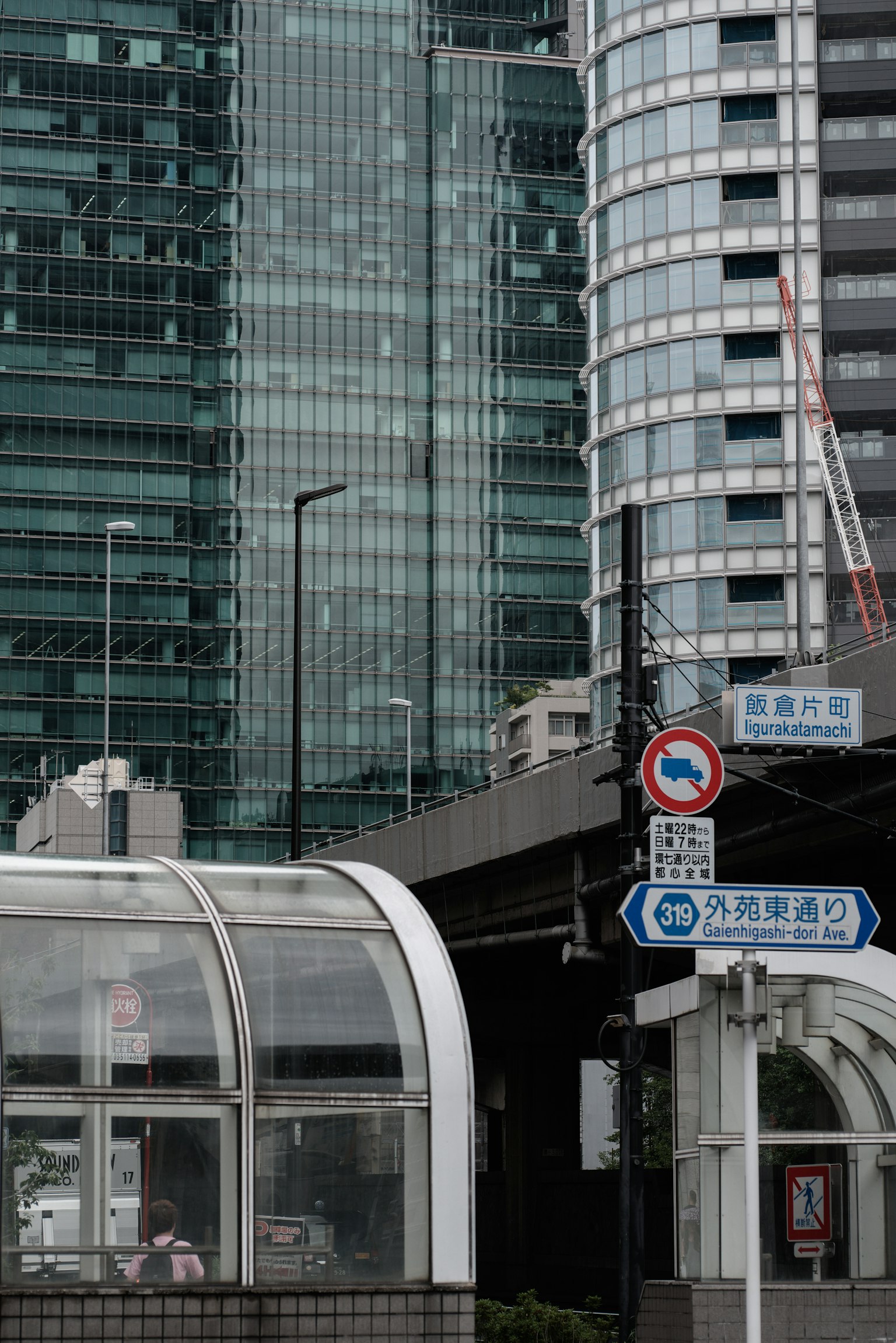 城市景观，现代摩天大楼和玻璃公交站