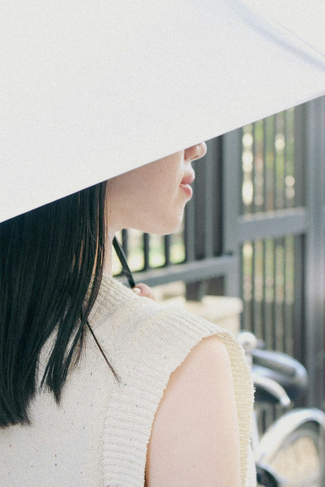 窓辺で横顔を見せる女性のポートレート