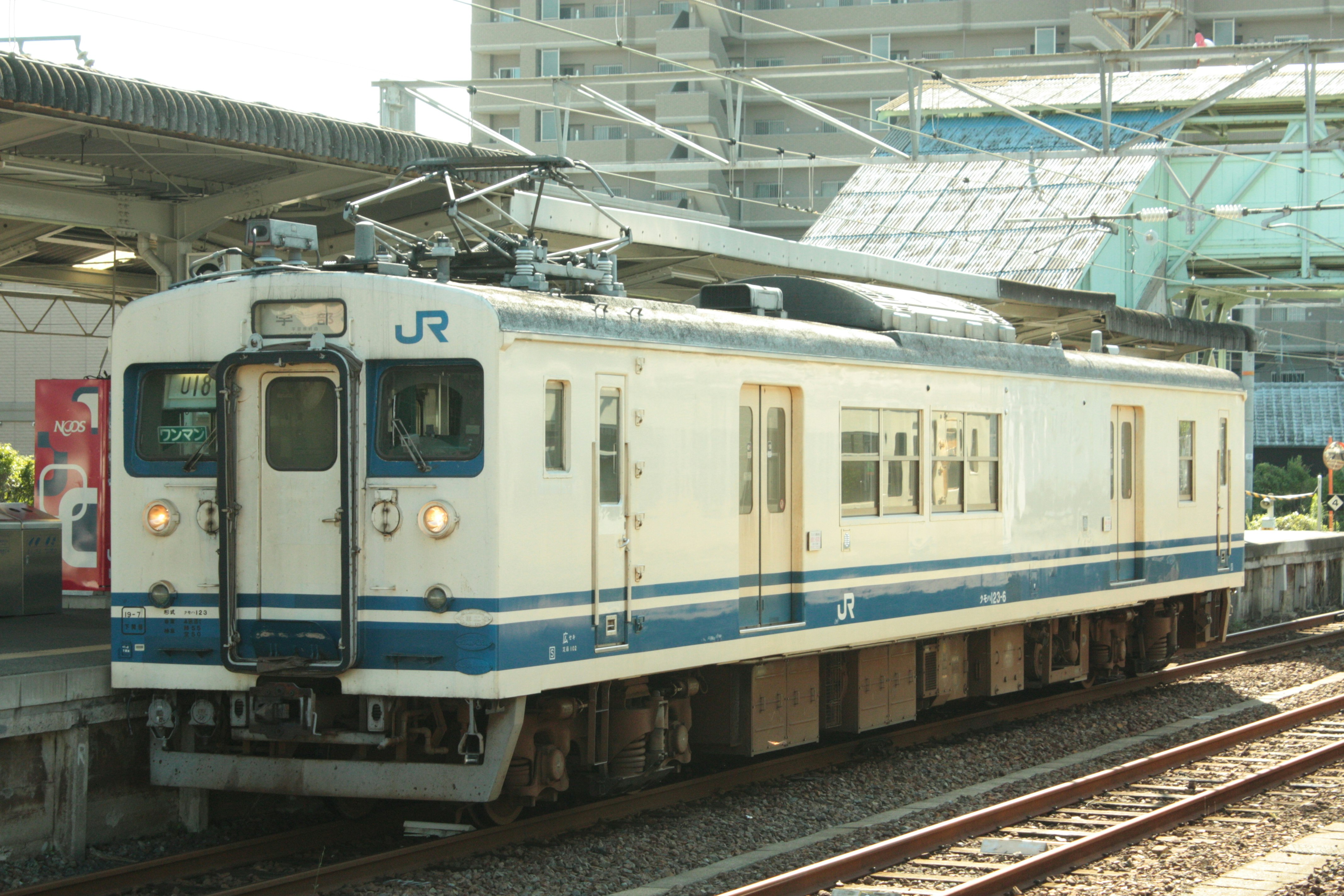 JR白色特快列車停靠在月台