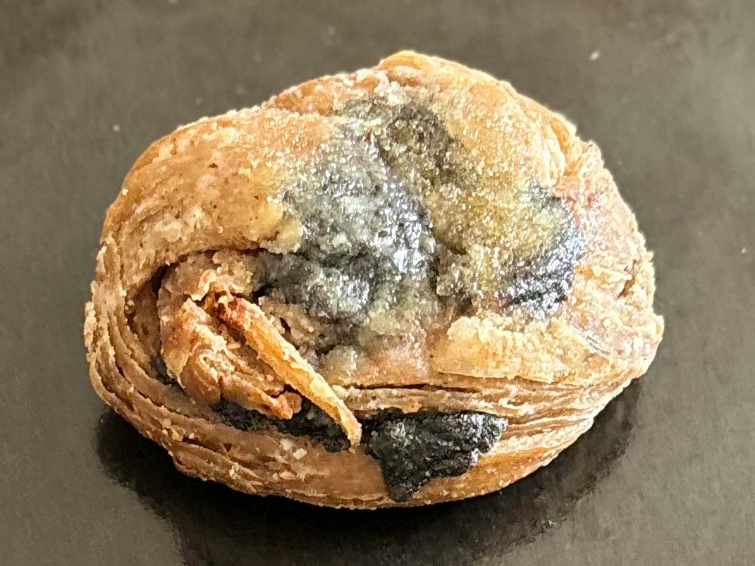 刚出炉的黑芝麻面包