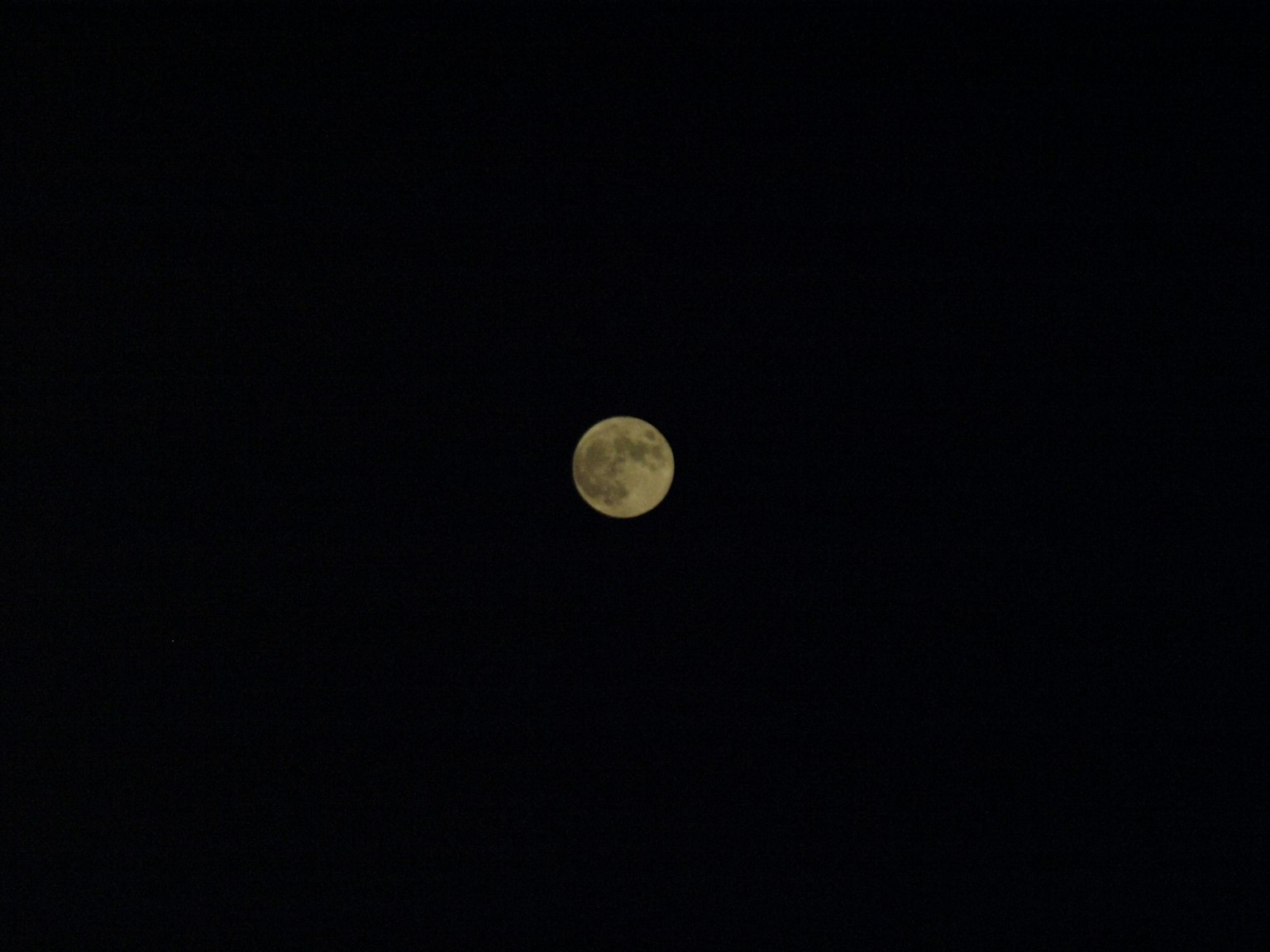 Luna brillante su uno sfondo scuro