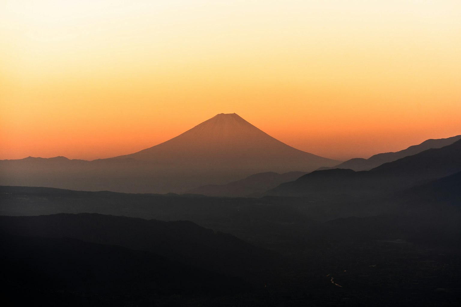 Silhouette del monte Fuji al tramonto