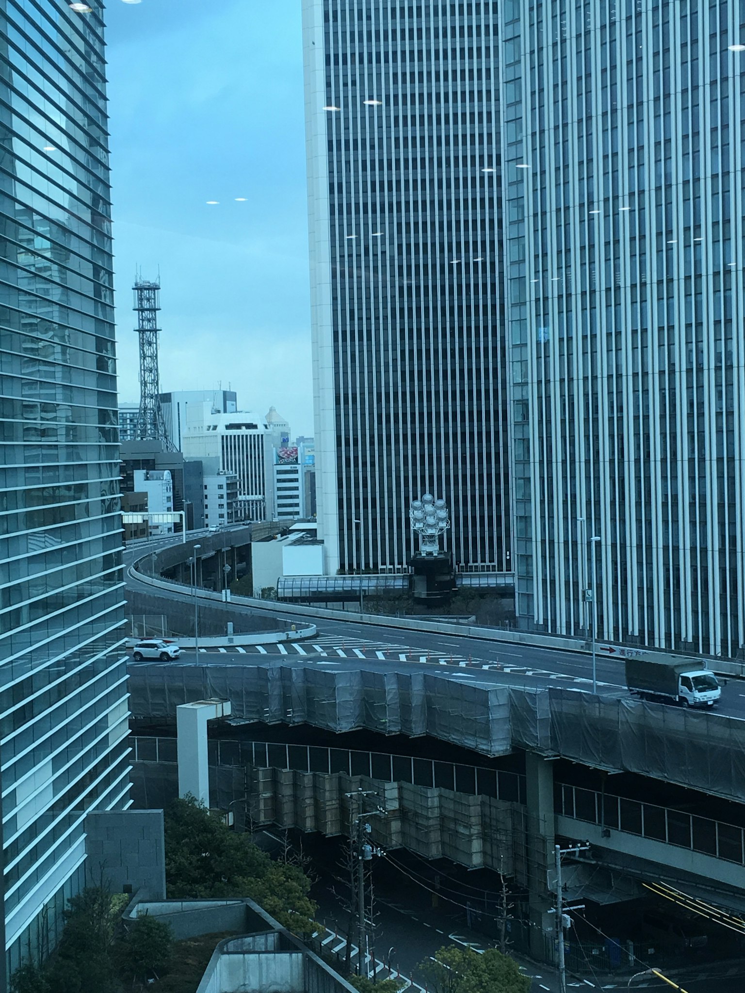 Vue de gratte-ciels et d'autoroute depuis une fenêtre