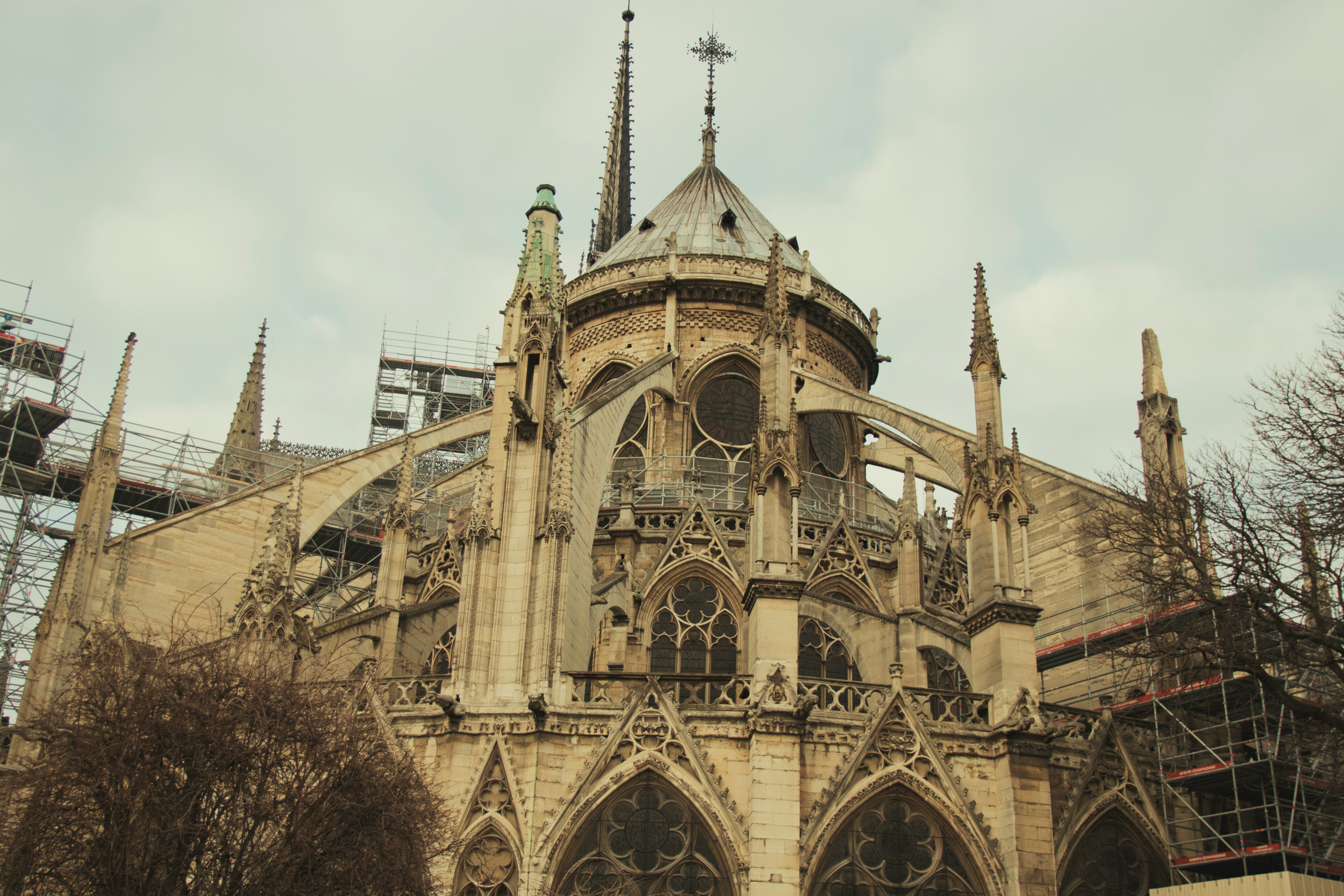 Eksterior gereja Gothic yang sedang direnovasi