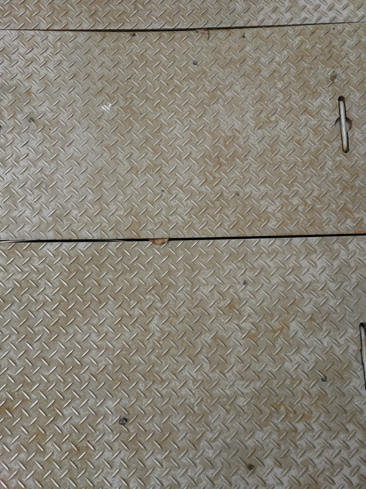 Metallboden mit sichtbarem Rautenmuster und Textur