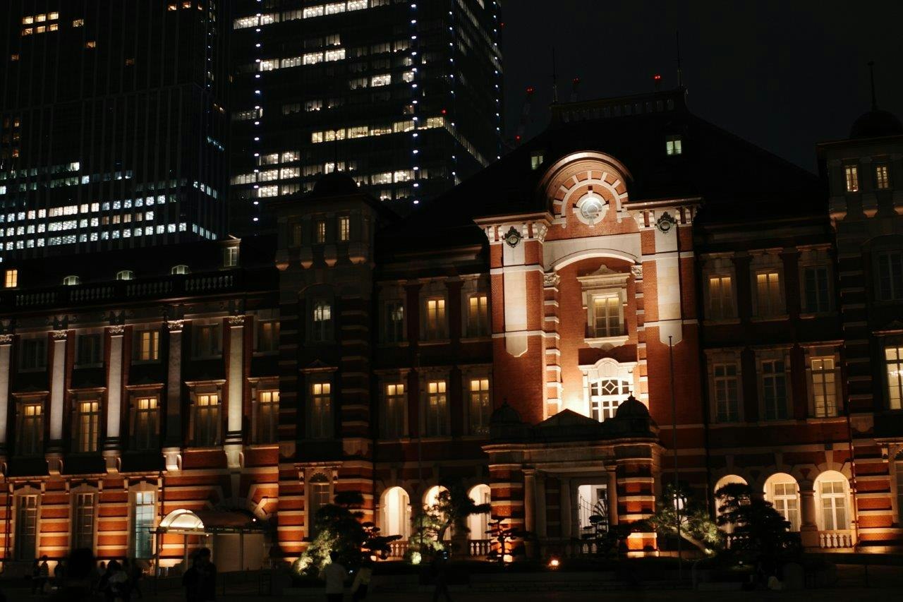 夜のレンガ造りの建物と街の高層ビル群