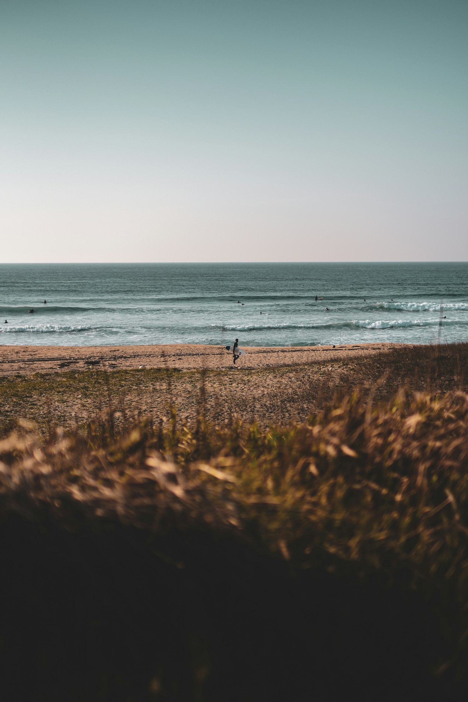 暗い背景にシンプルなデザインのグレーの四角形