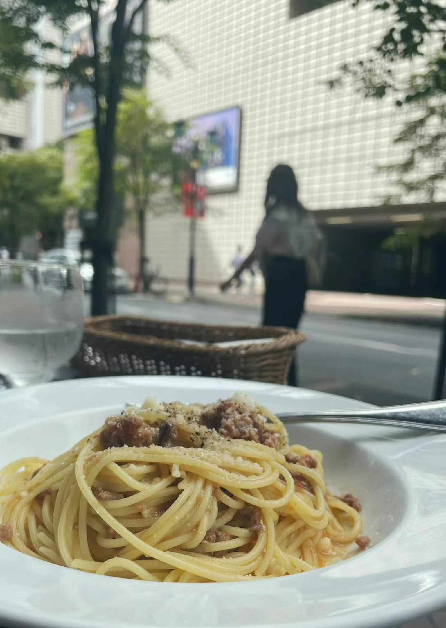 도시 풍경을 배경으로 한 맛있는 파스타 접시
